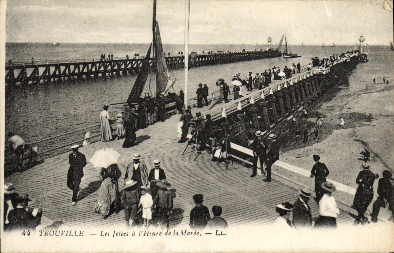 CPA Trouville les jetees a l'heure de la maree Bateau