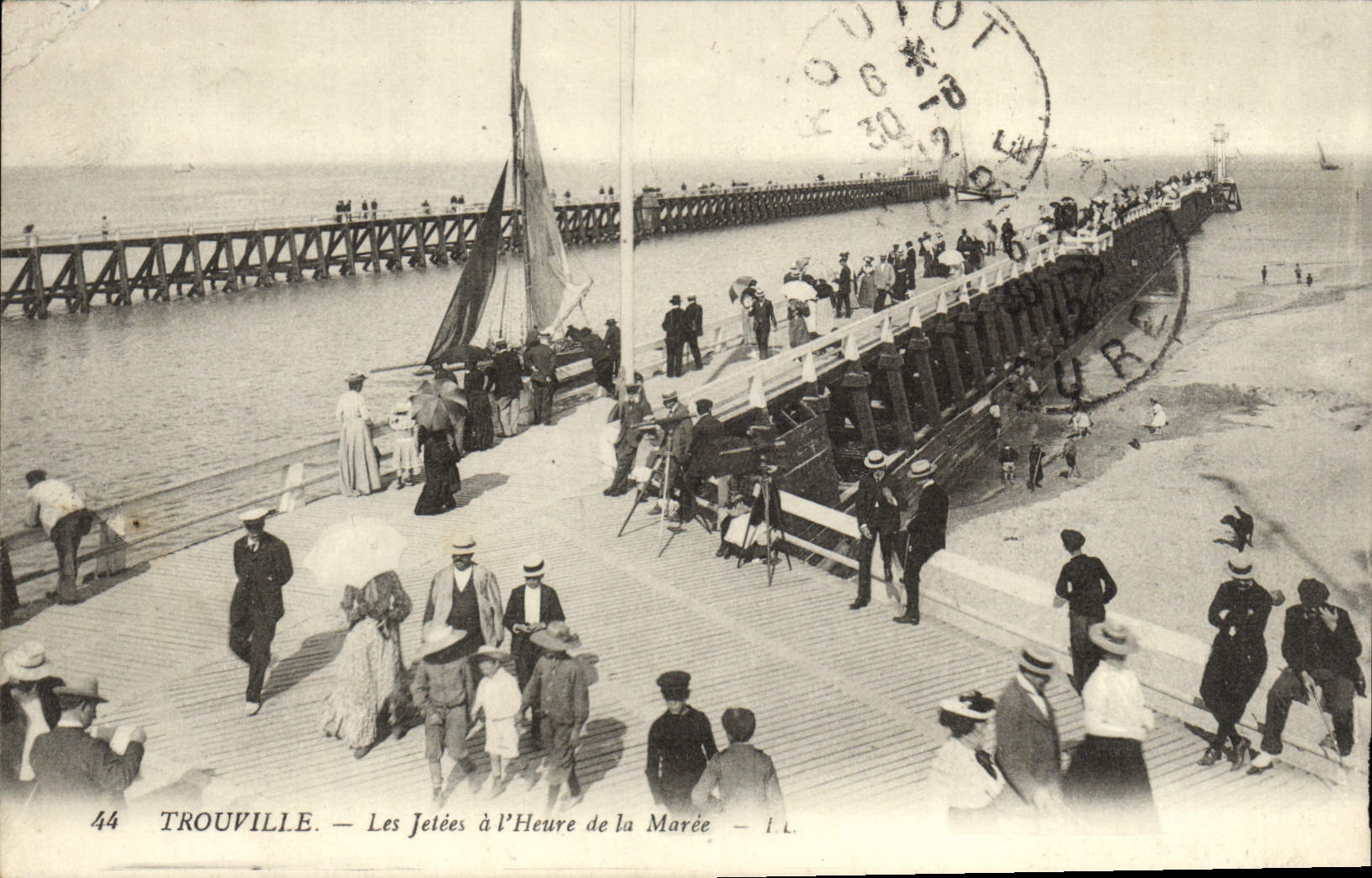 CPA Trouville les jetees a l'heure de la maree Bateau