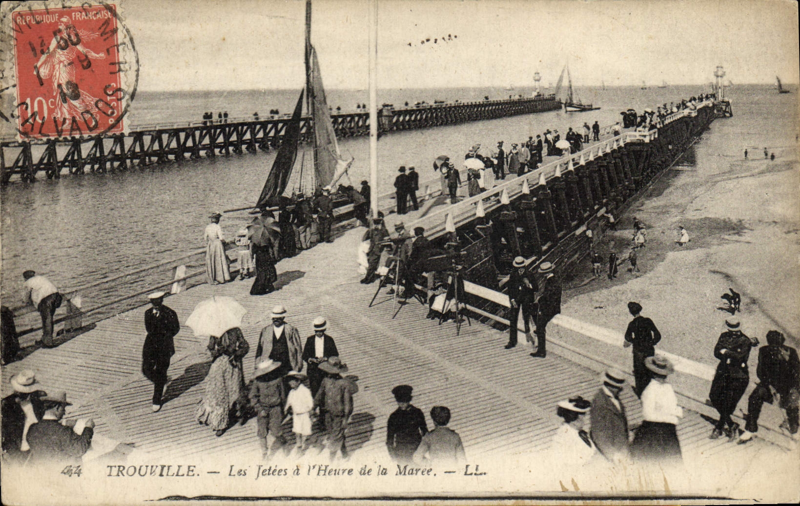 CPA Trouville les jetees a l'heure de la maree Bateau