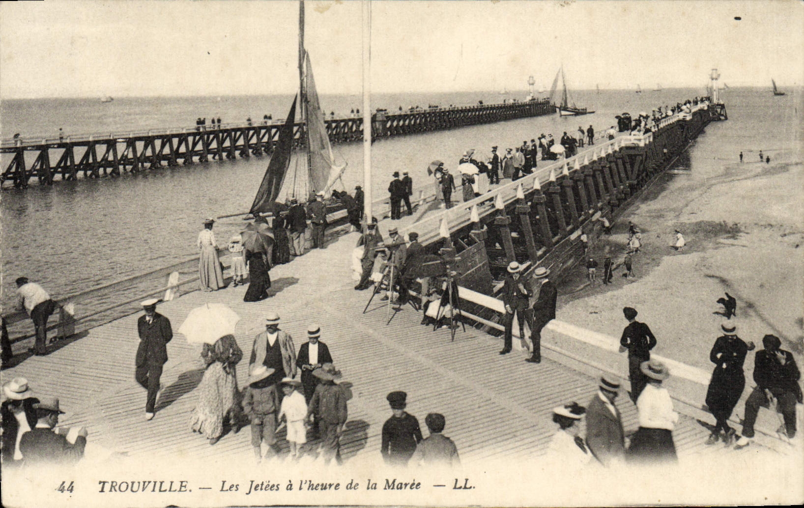 CPA Trouville les jetees a l'heure de la maree Bateau