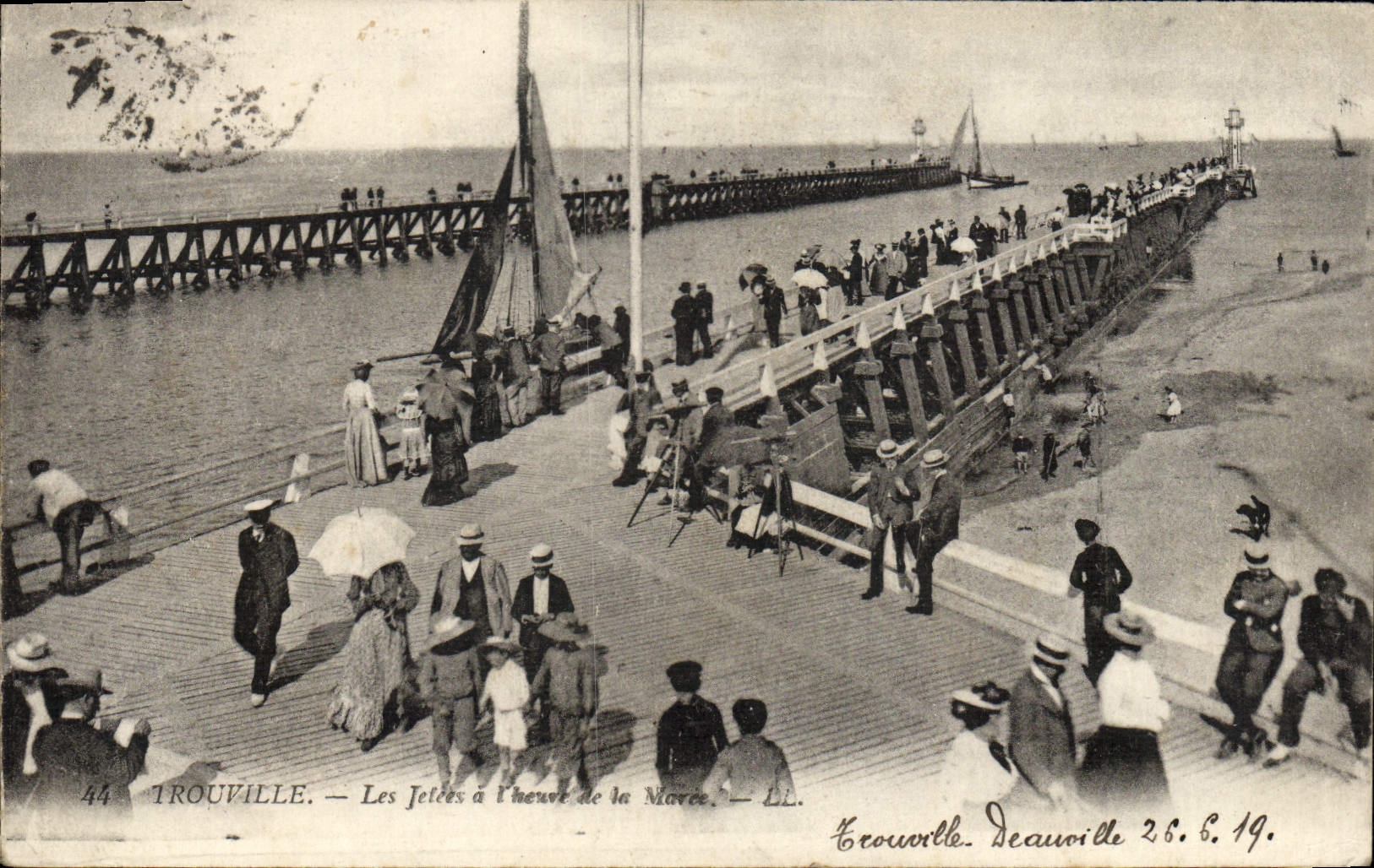 CPA Trouville les jetees a l'heure de la maree Bateau