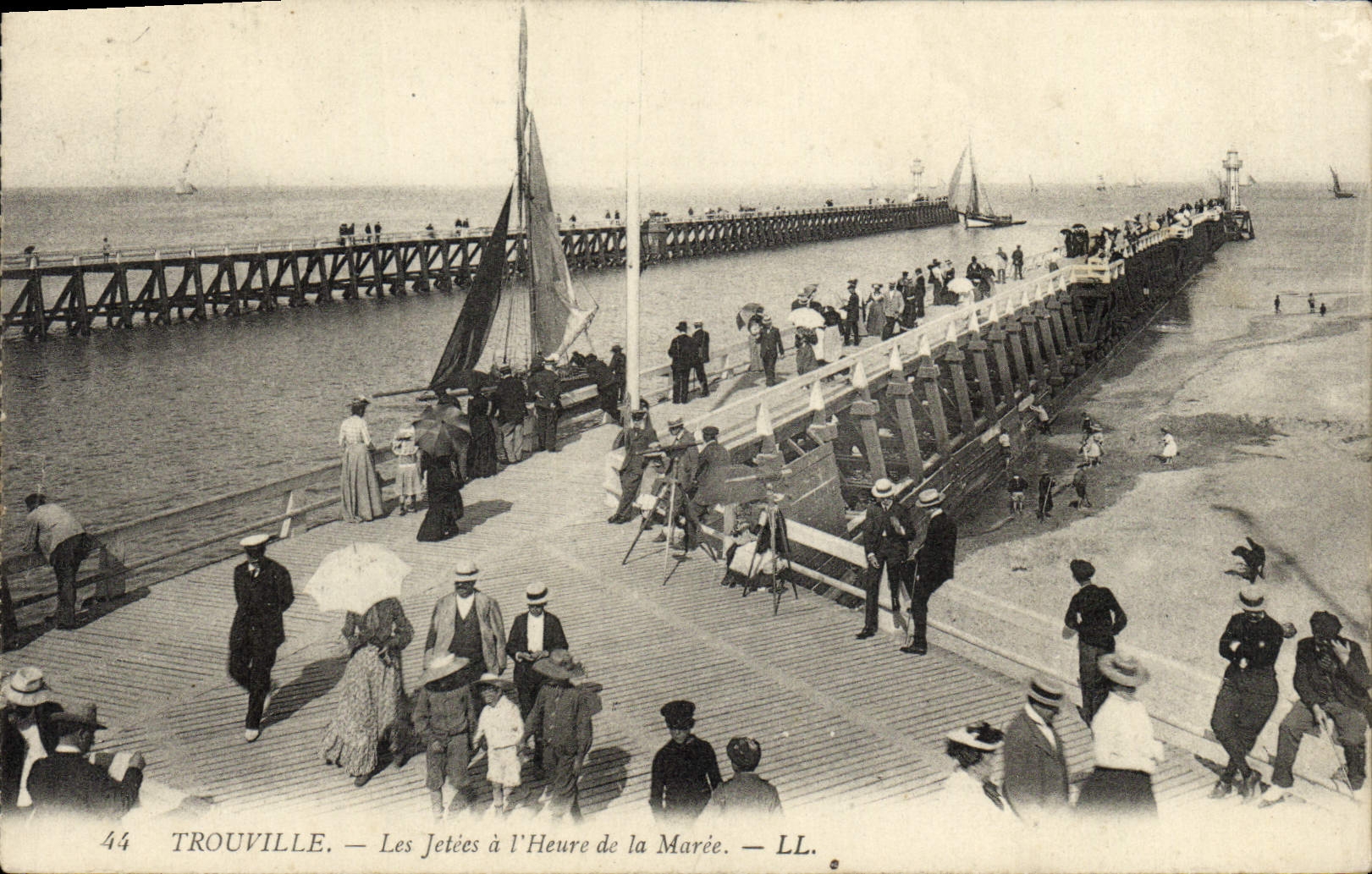 CPA Trouville les jetees a l'heure de la maree Bateau