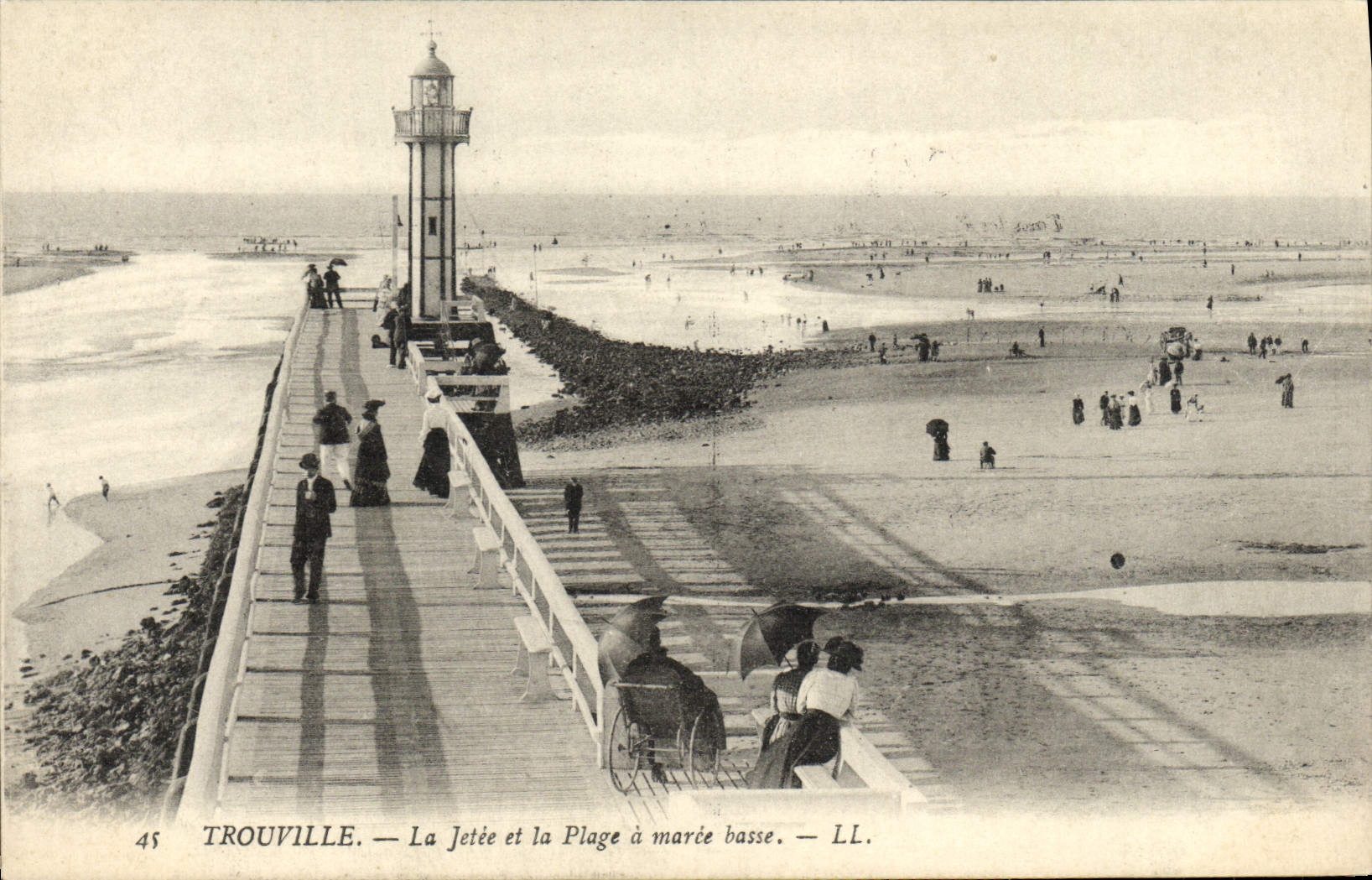 CPA Trouville La jetee et la plage a maree basse