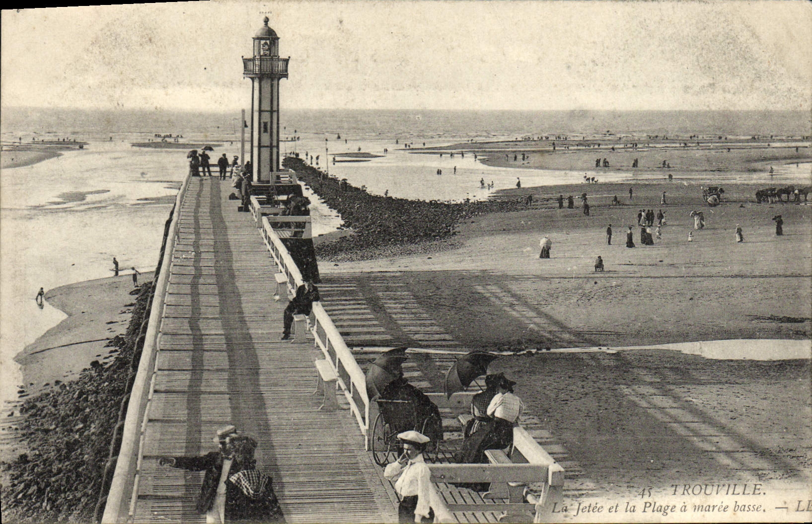 CPA Trouville La jetee et la plage a maree basse