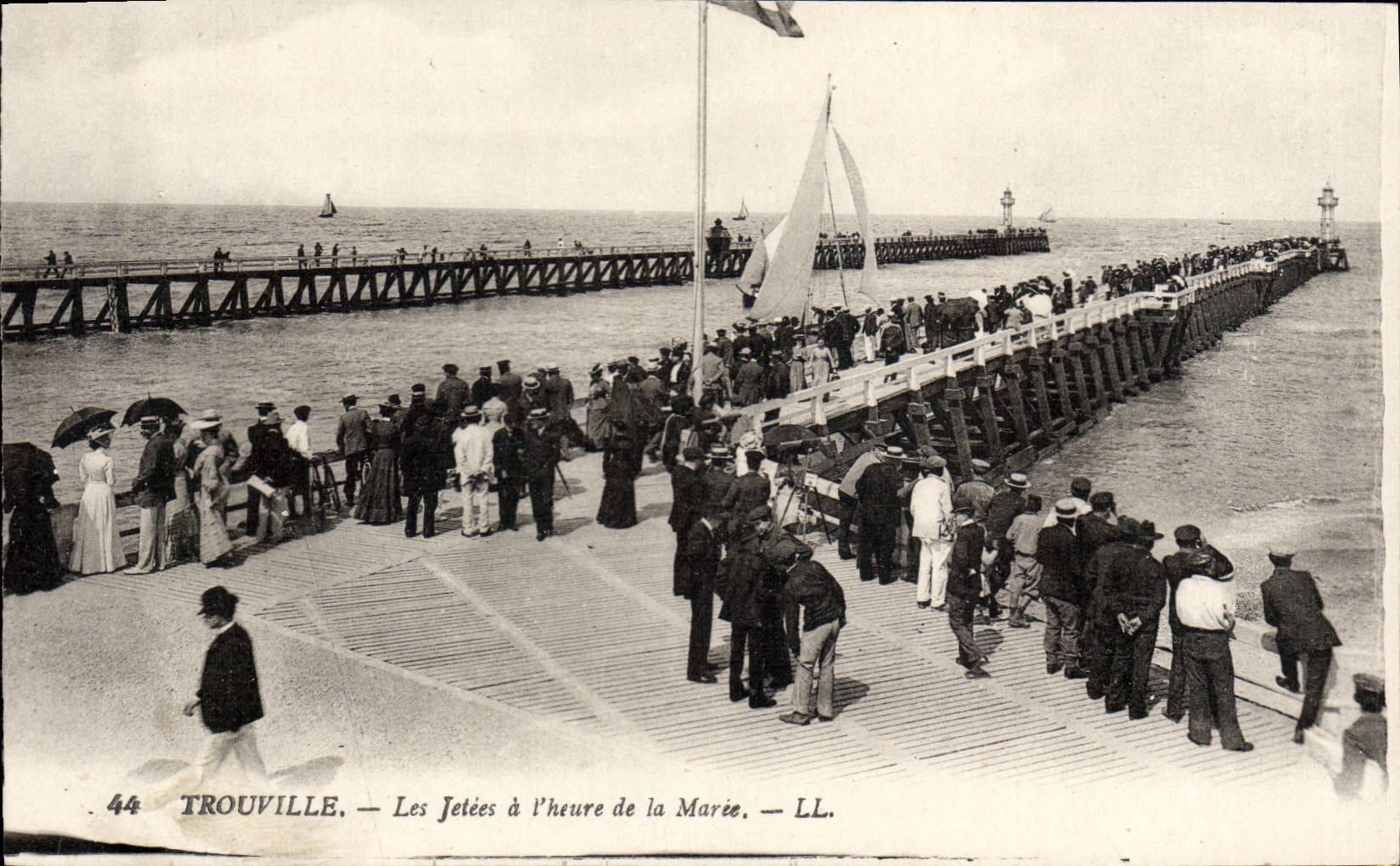 CPA Trouville Les jetees a l'heure phare de la maree Bateau