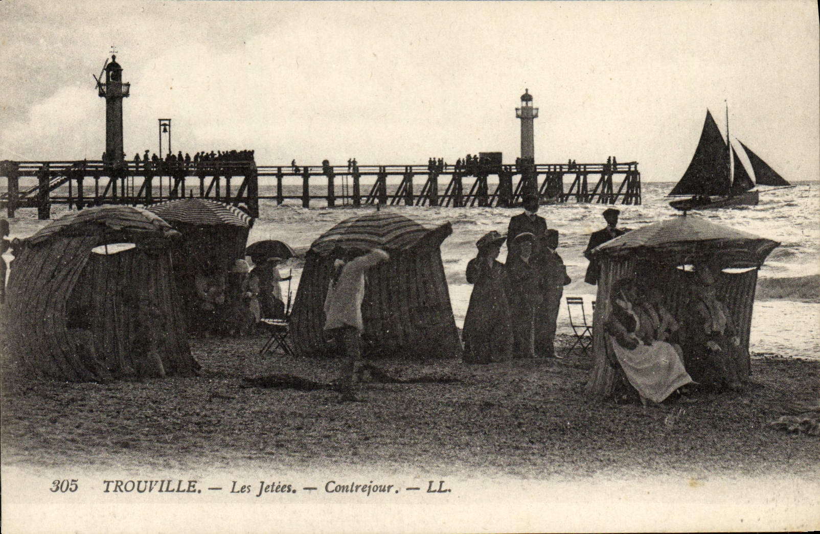 CPA Trouville Les jetees contrejour