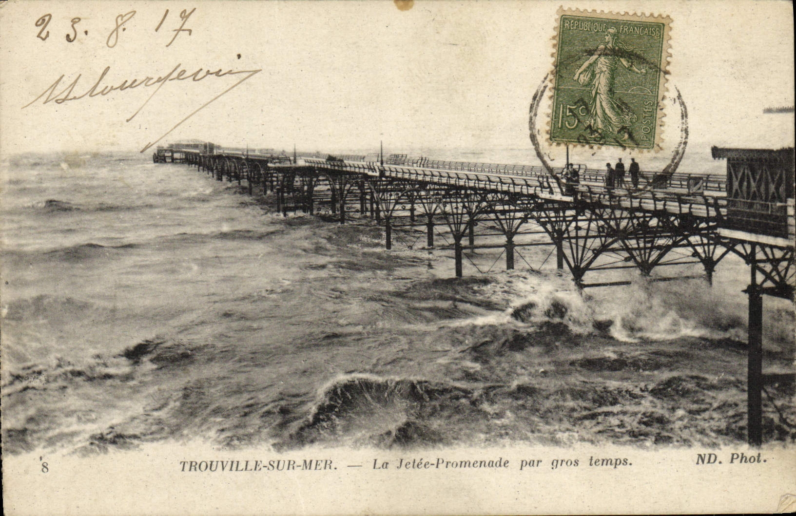 CPA Trouville La jetee promenade par gros lemps