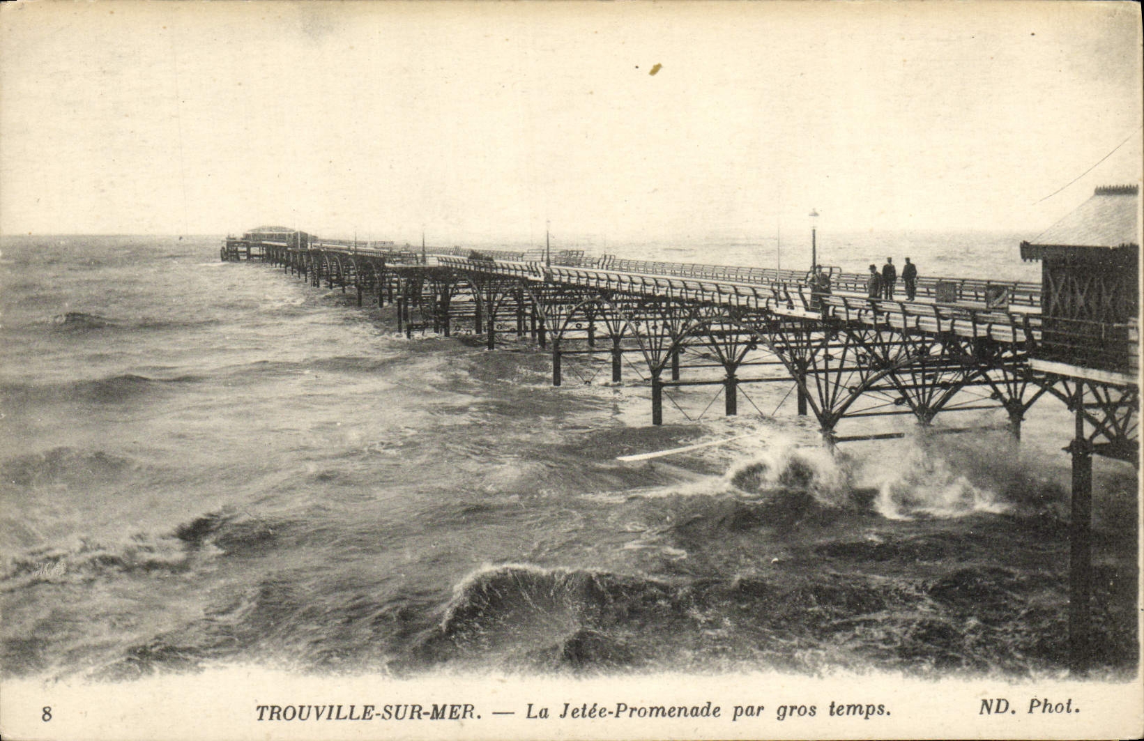 CPA Trouville sur mer la jetee promenade par gros temps