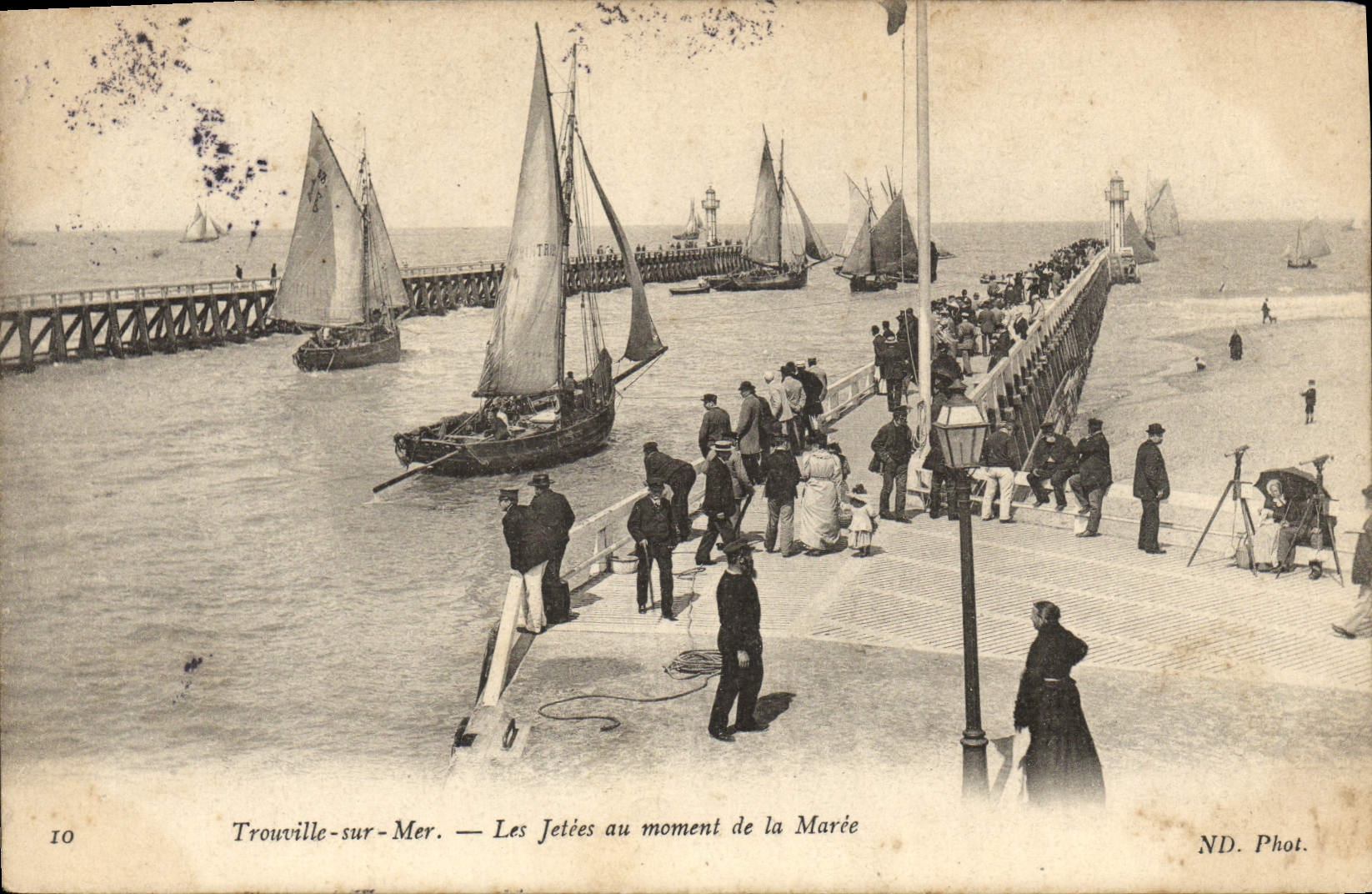 CPA Trouville sur mer Les jetees au moment de la maree Bateaux