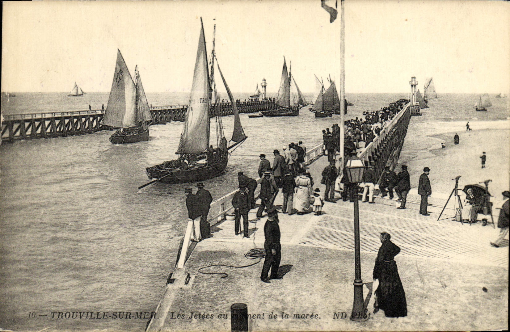 CPA Trouville sur mer Les jetees au moment de la maree Bateaux