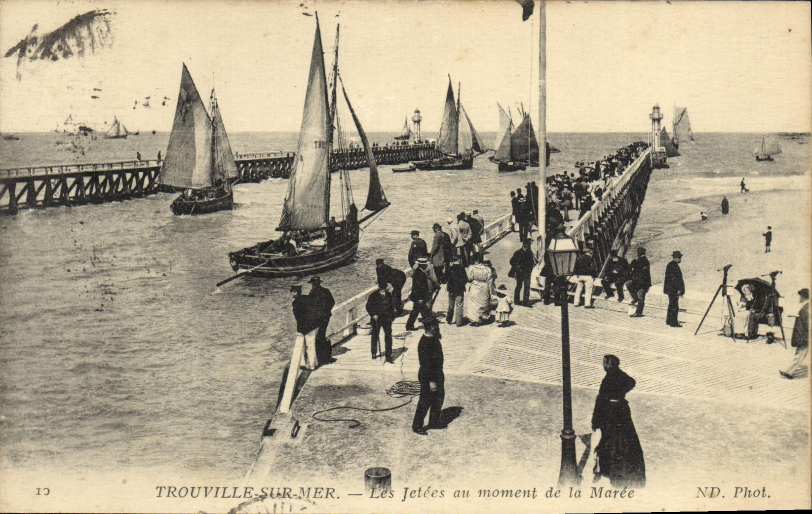 CPA Trouville sur mer Les jetees au moment de la maree Bateaux