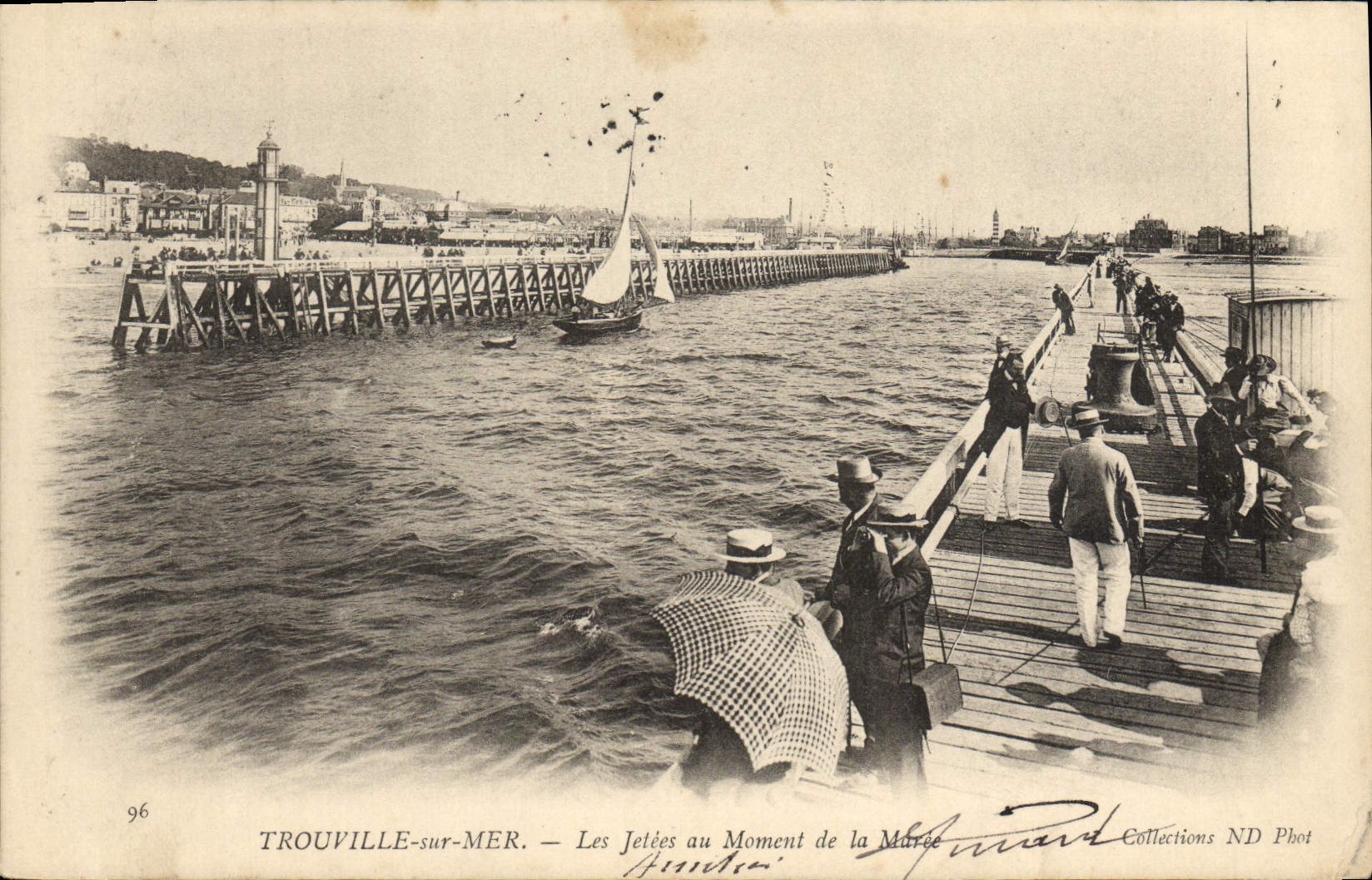 CPA Trouville sur mer Les jetees au moment de la maree Bateau