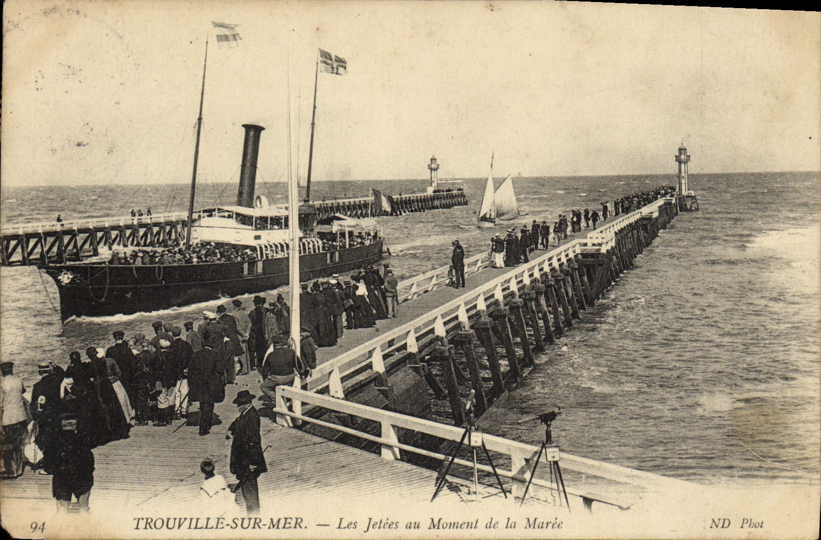 CPA Trouville sur mer Les jetees au moment de la maree Bateaux