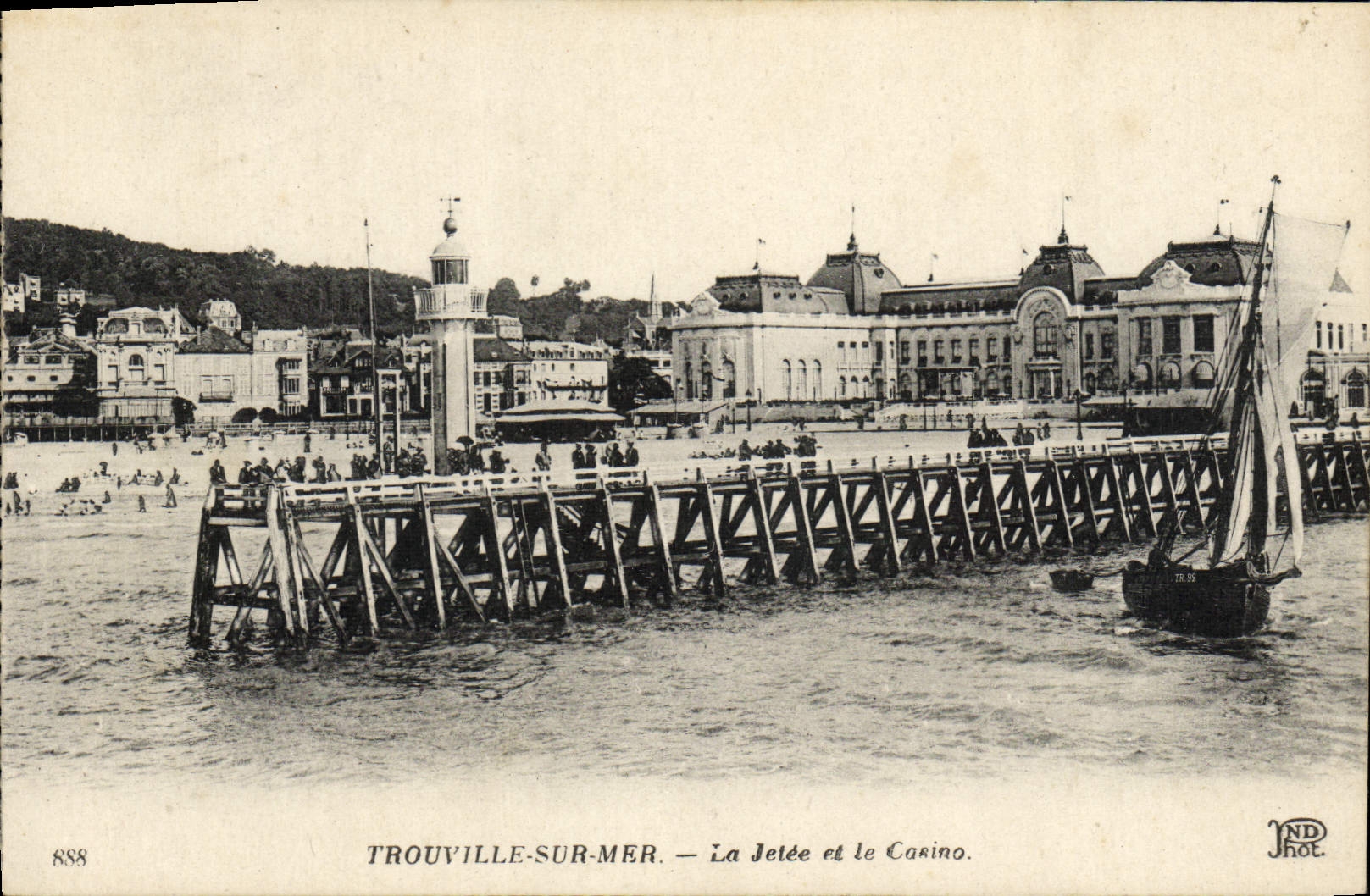 CPA Trouville sur mer La jetee et la casino Bateau 
