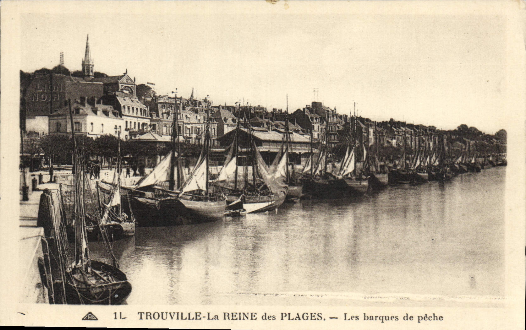 VINTAGE POSTCARD Trouville the queen of the beaches boats of sin Boats