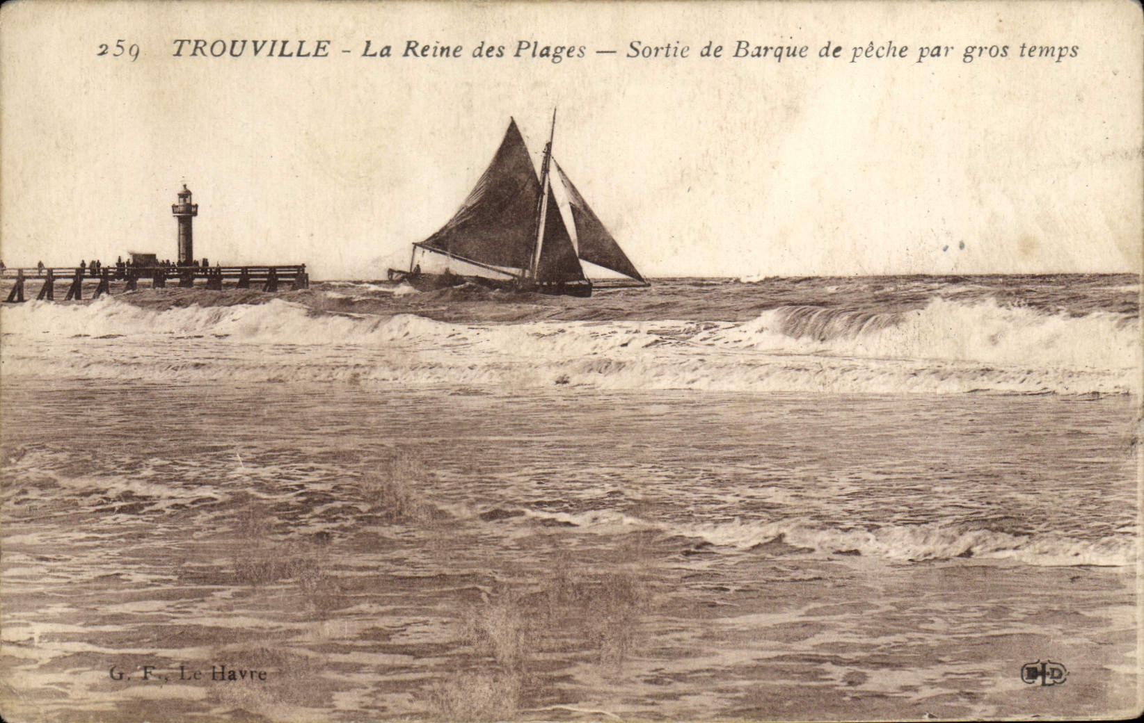 CPA Trouville La reine des plages sortie de barque de peche par gros temps Bateau