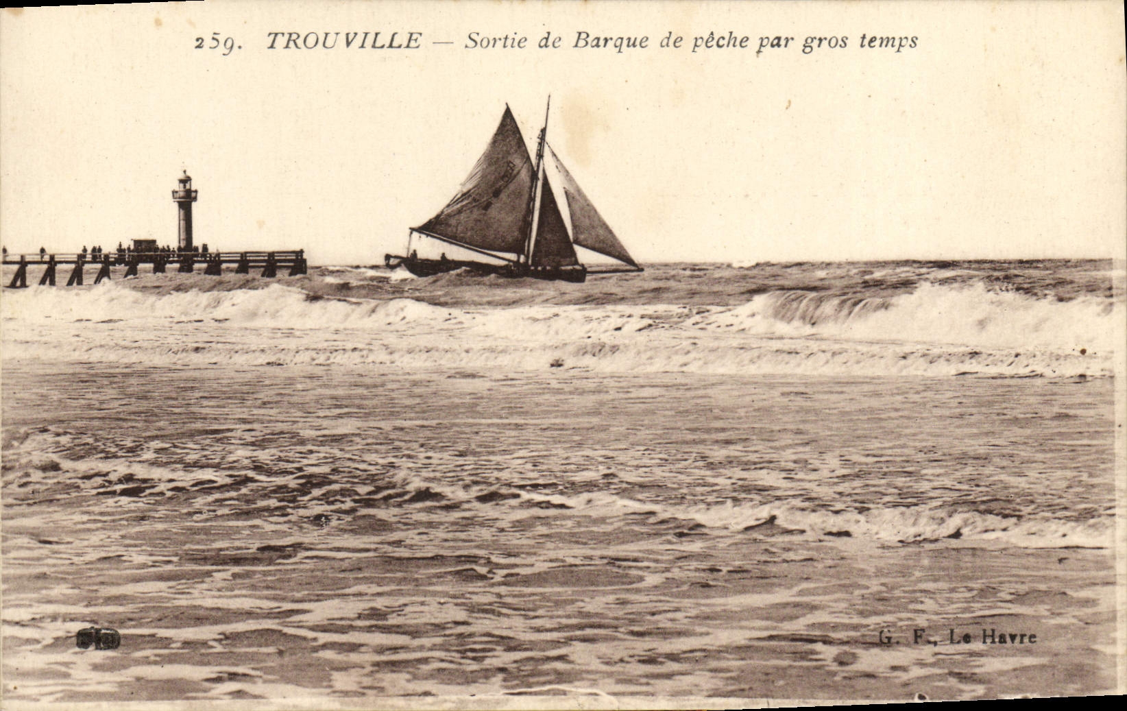 CPA Trouville La reine des plages sortie de barque de peche par gros temps Bateau