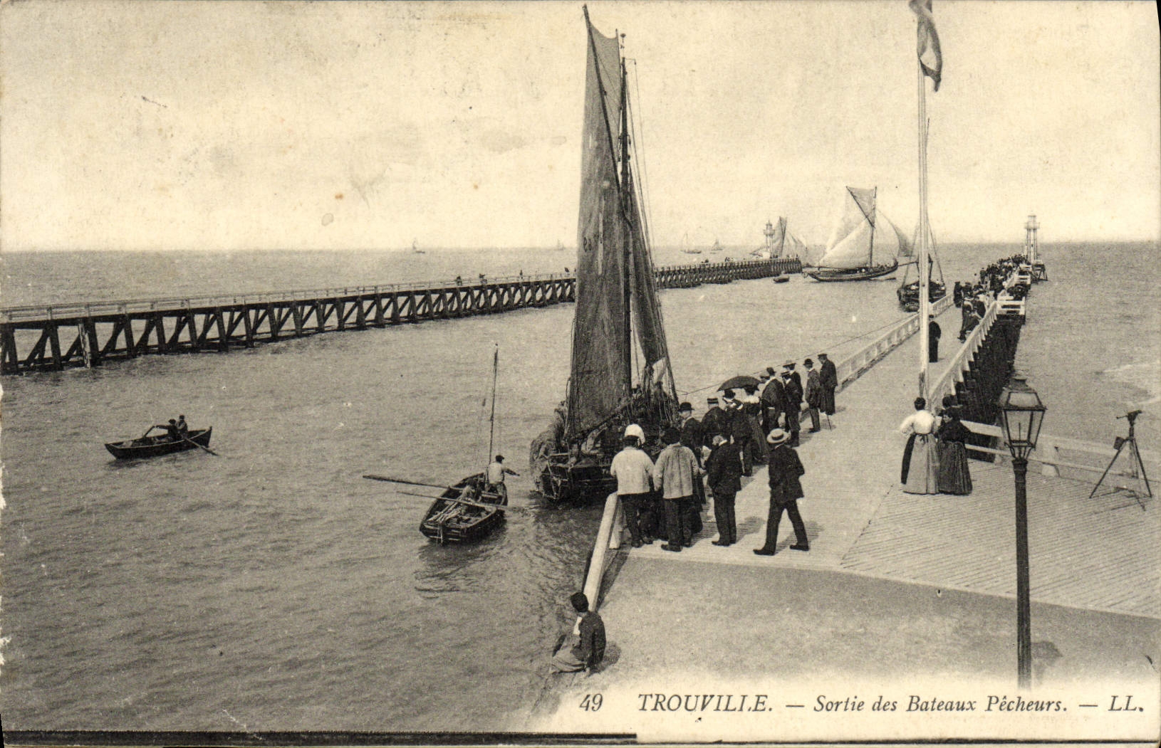 VINTAGE POSTCARD Trouville left the sinning boats Fishes Boat