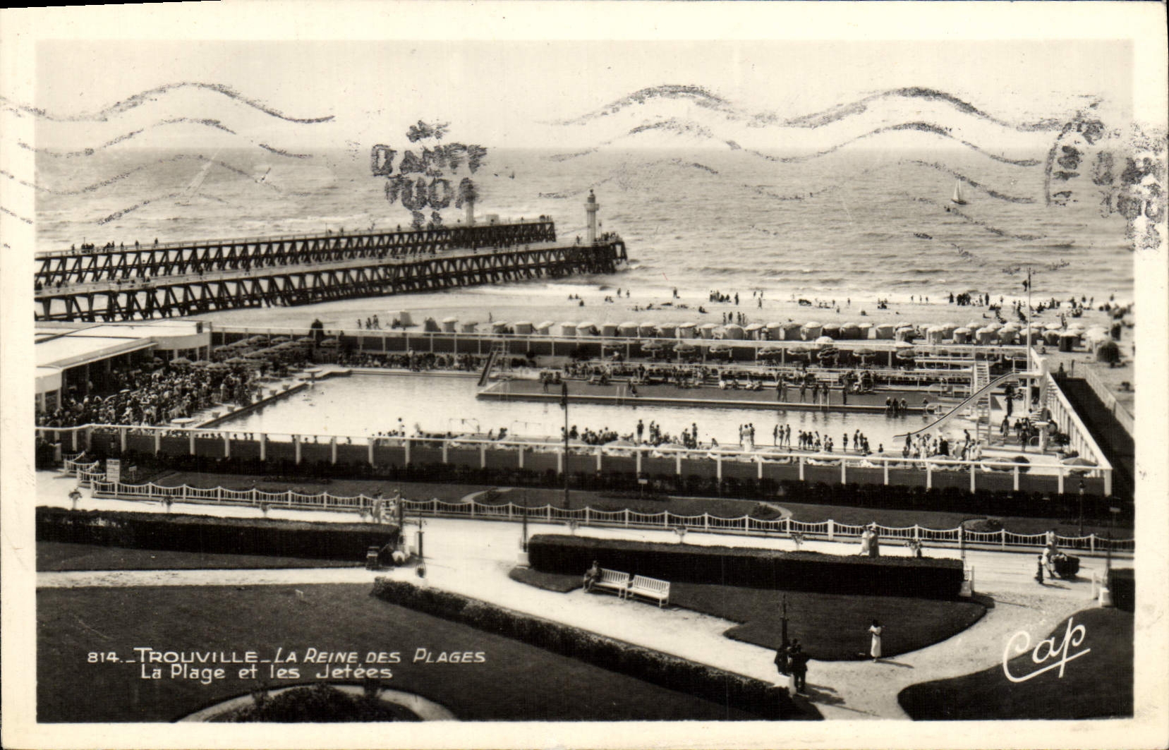 CPA Trouville la reine des plage la plage et les jetees