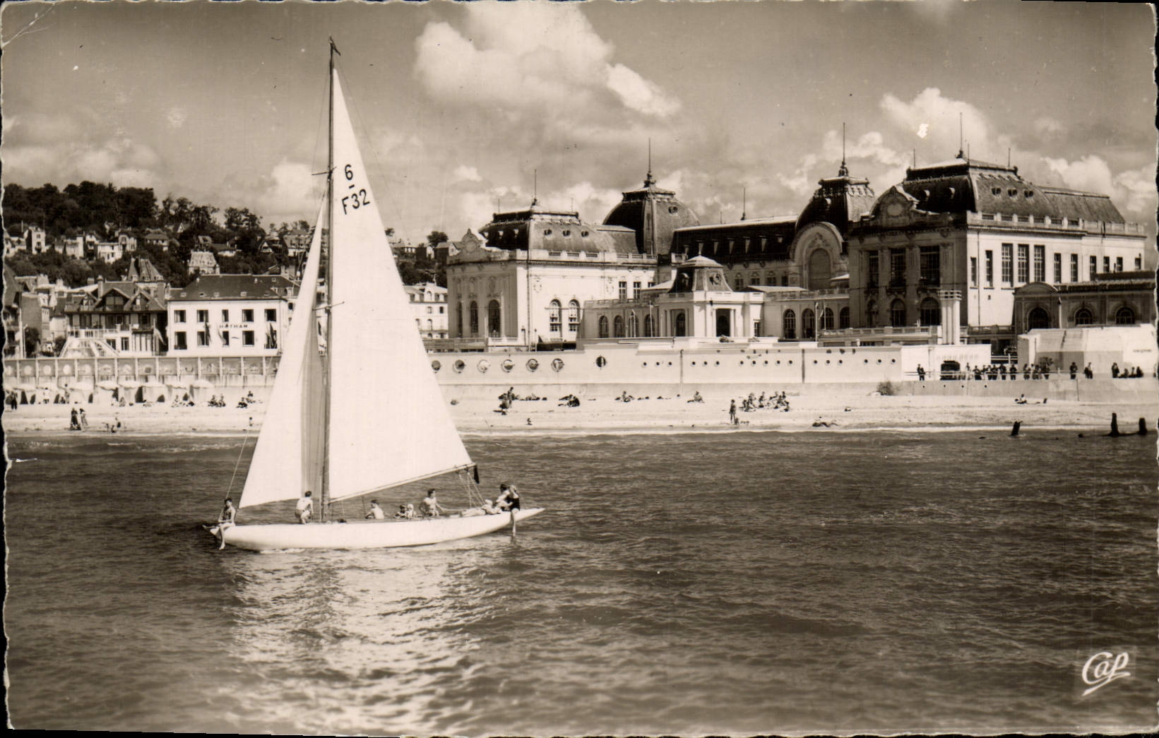 CPA Trouville la reine des plages un coin de la plage et le casino Bateau