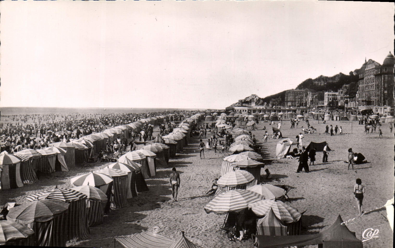 VINTAGE POSTCARD Trouville the queen of the beach the beach