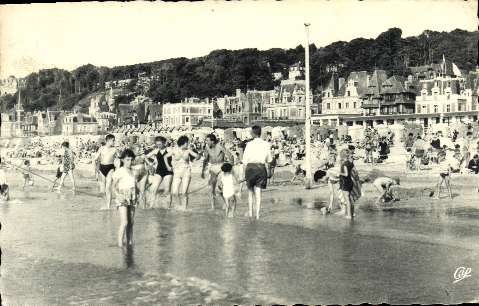 CPA Trouville la reine des plage scenes de plage a maree haute