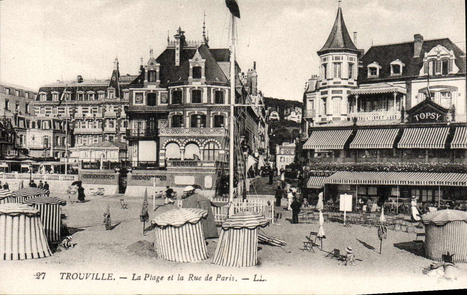 CPA Trouville La plage et la rue de paris
