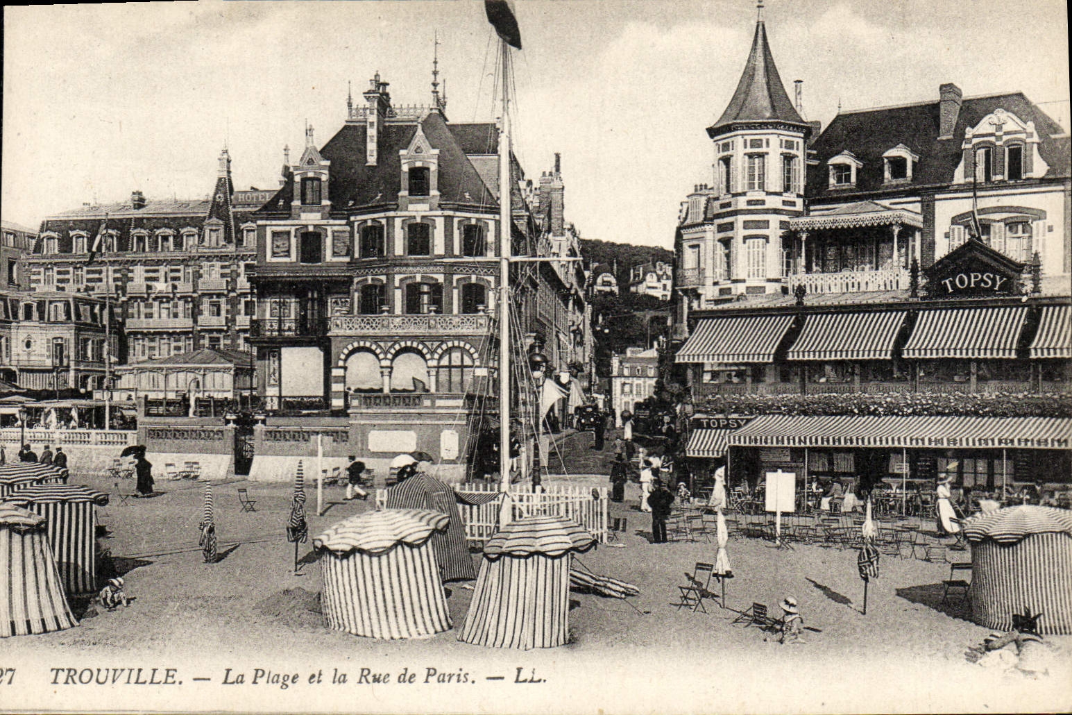 CPA Trouville La plage et la rue de paris