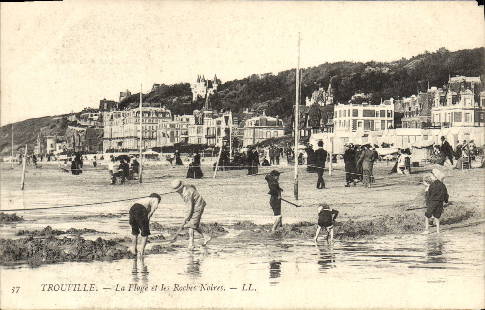 VINTAGE POSTCARD Trouville the black beach and rocks Children