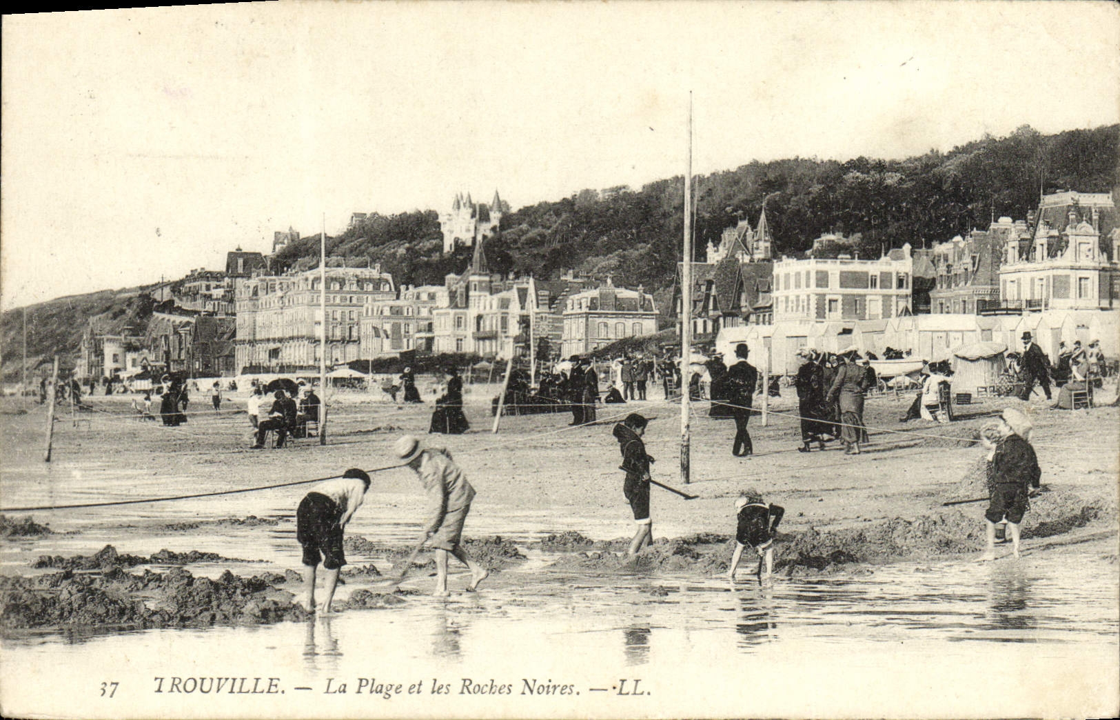 CPA Trouville La plage et les roches noires Enfants