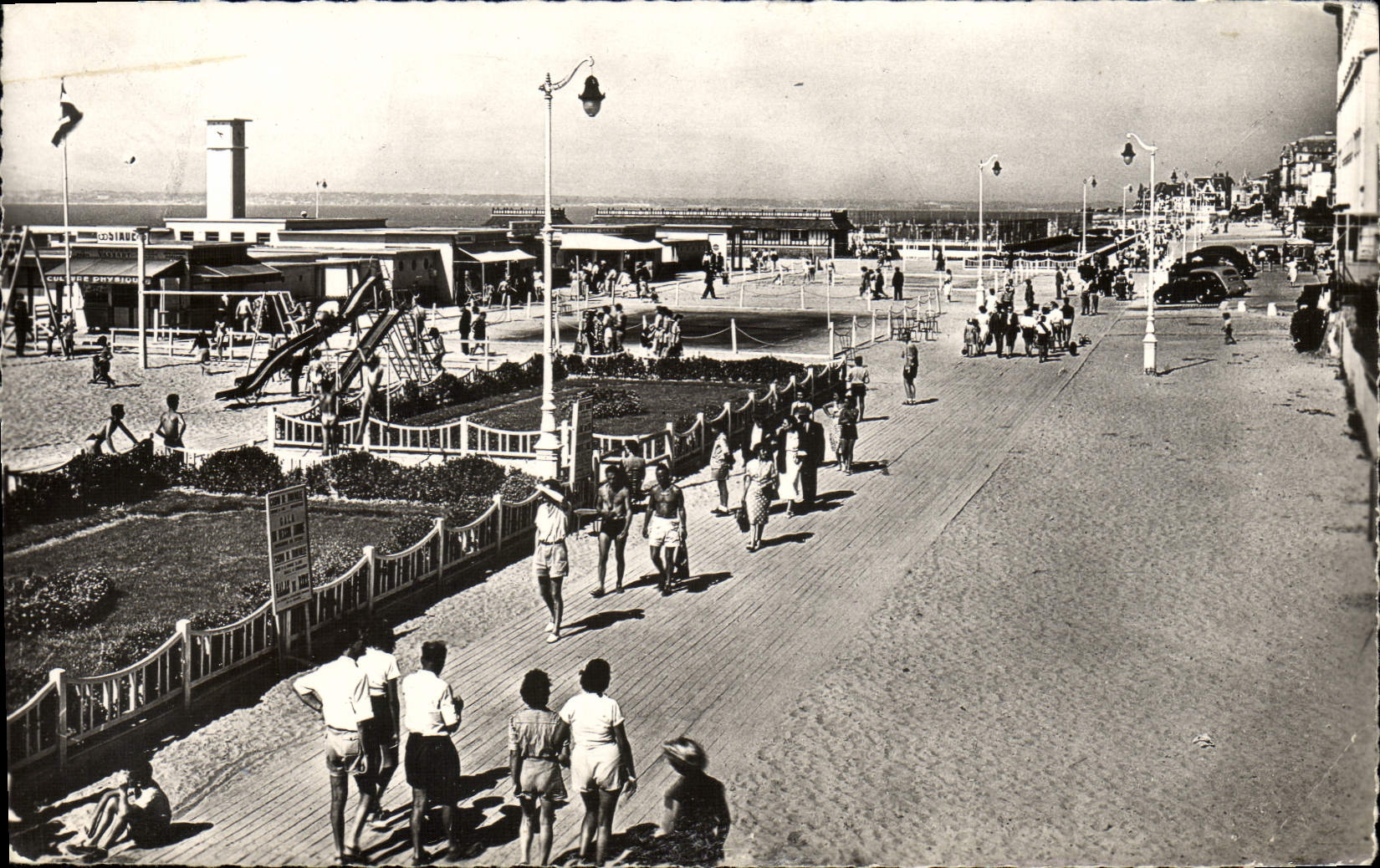 CPM Trouville la Promenade