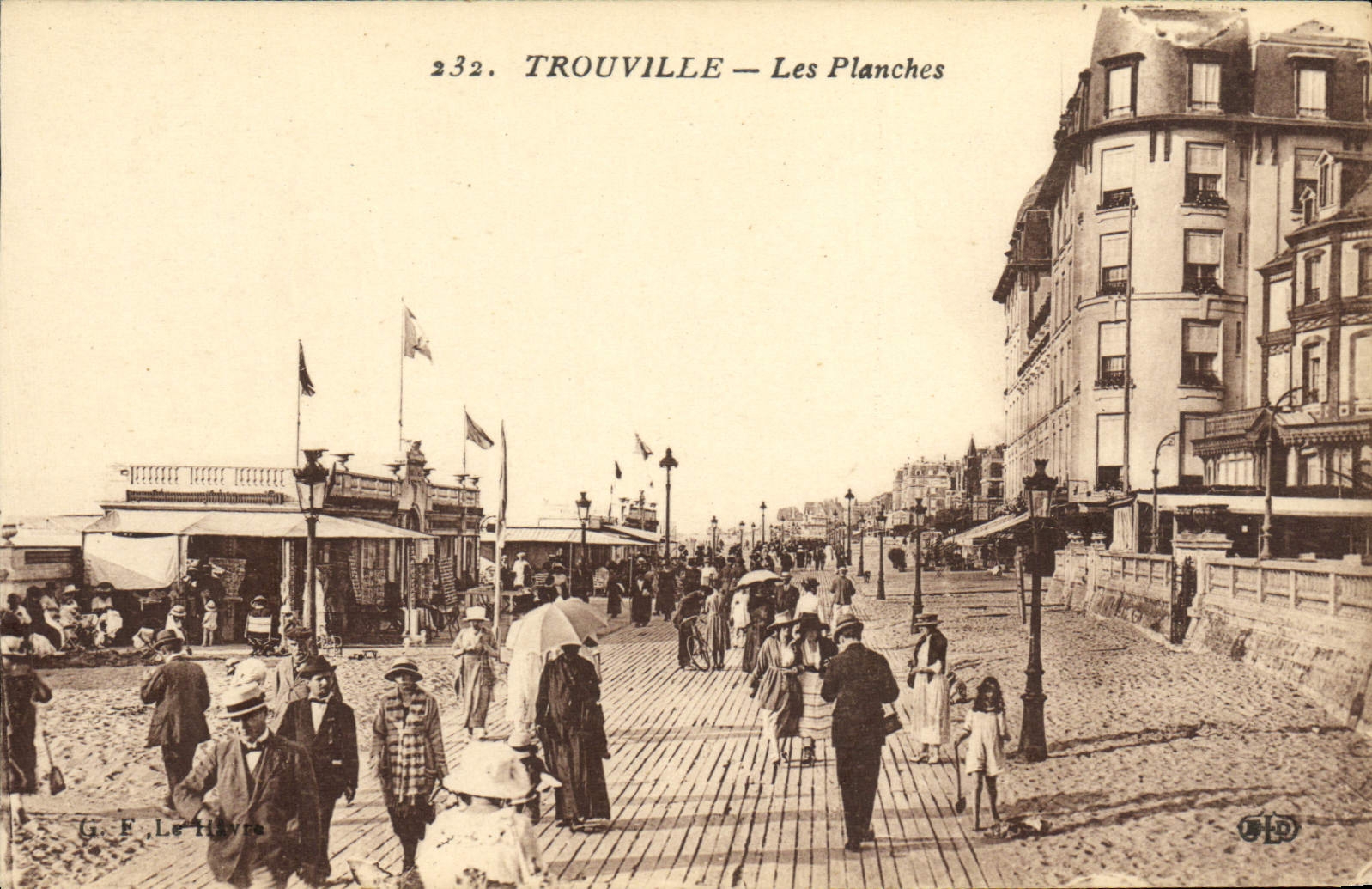 CPA Trouville Les planches
