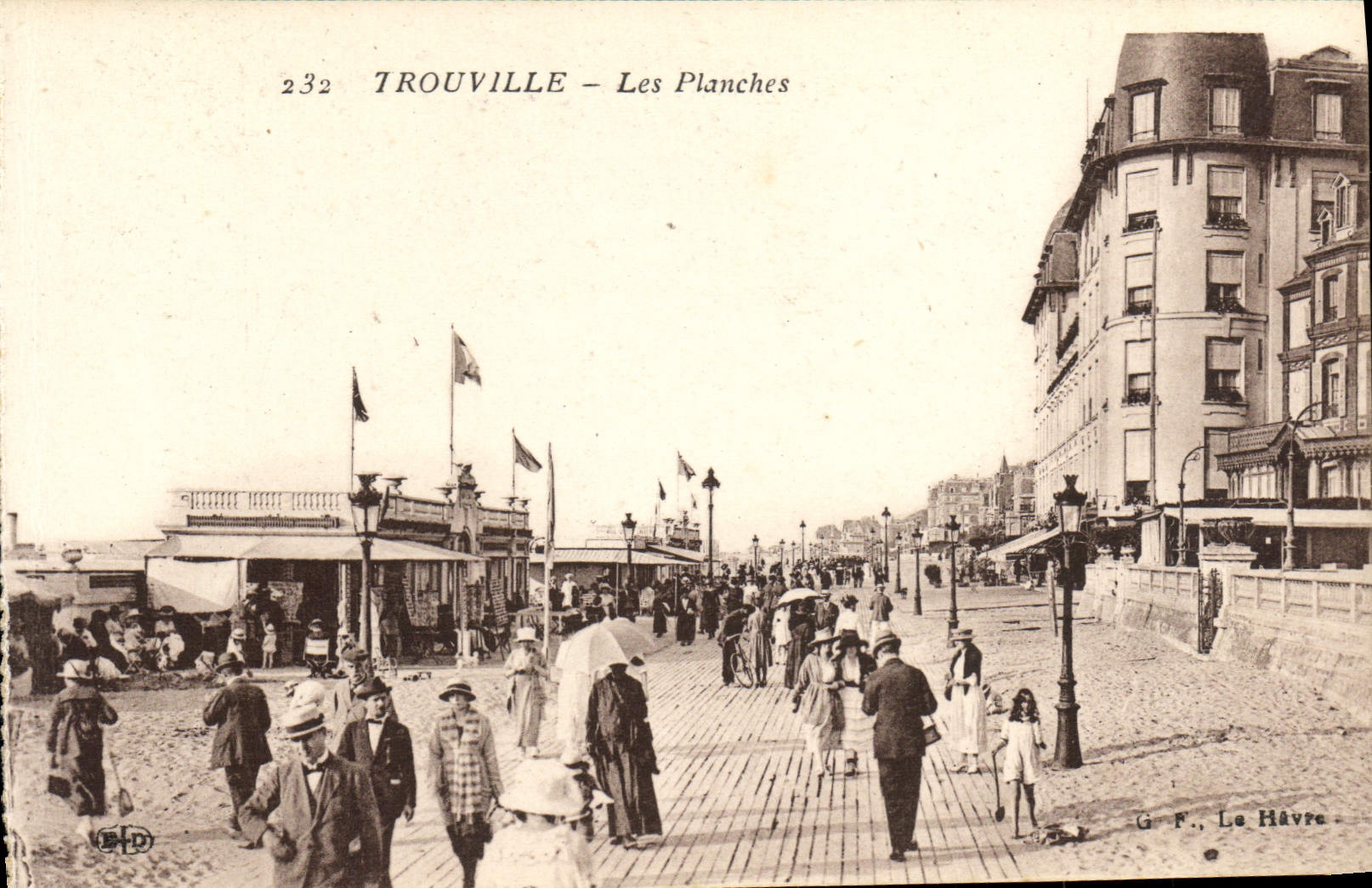 CPA Trouville Les planches