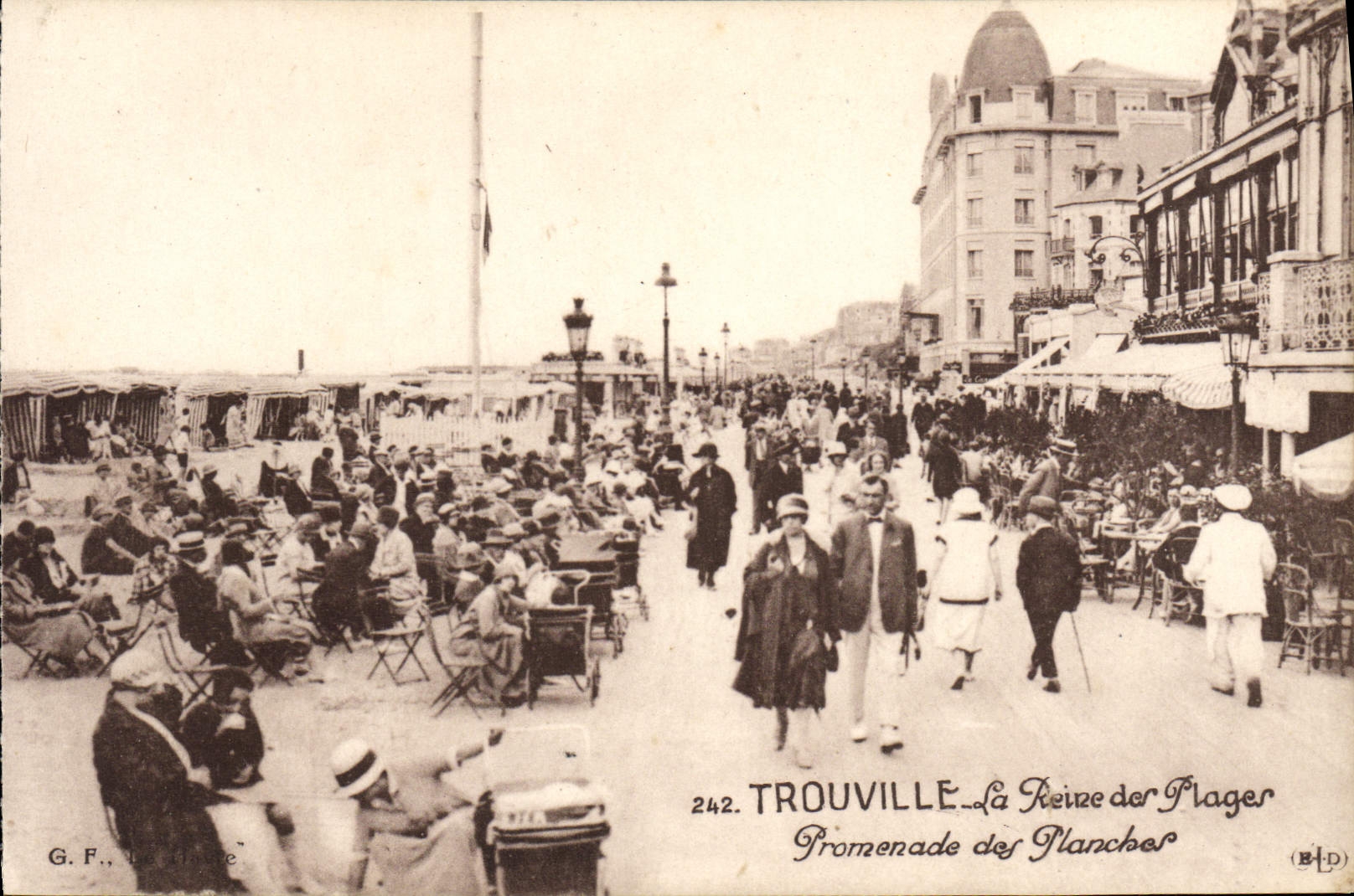 CPA Trouville La reine des plages promenade des planches