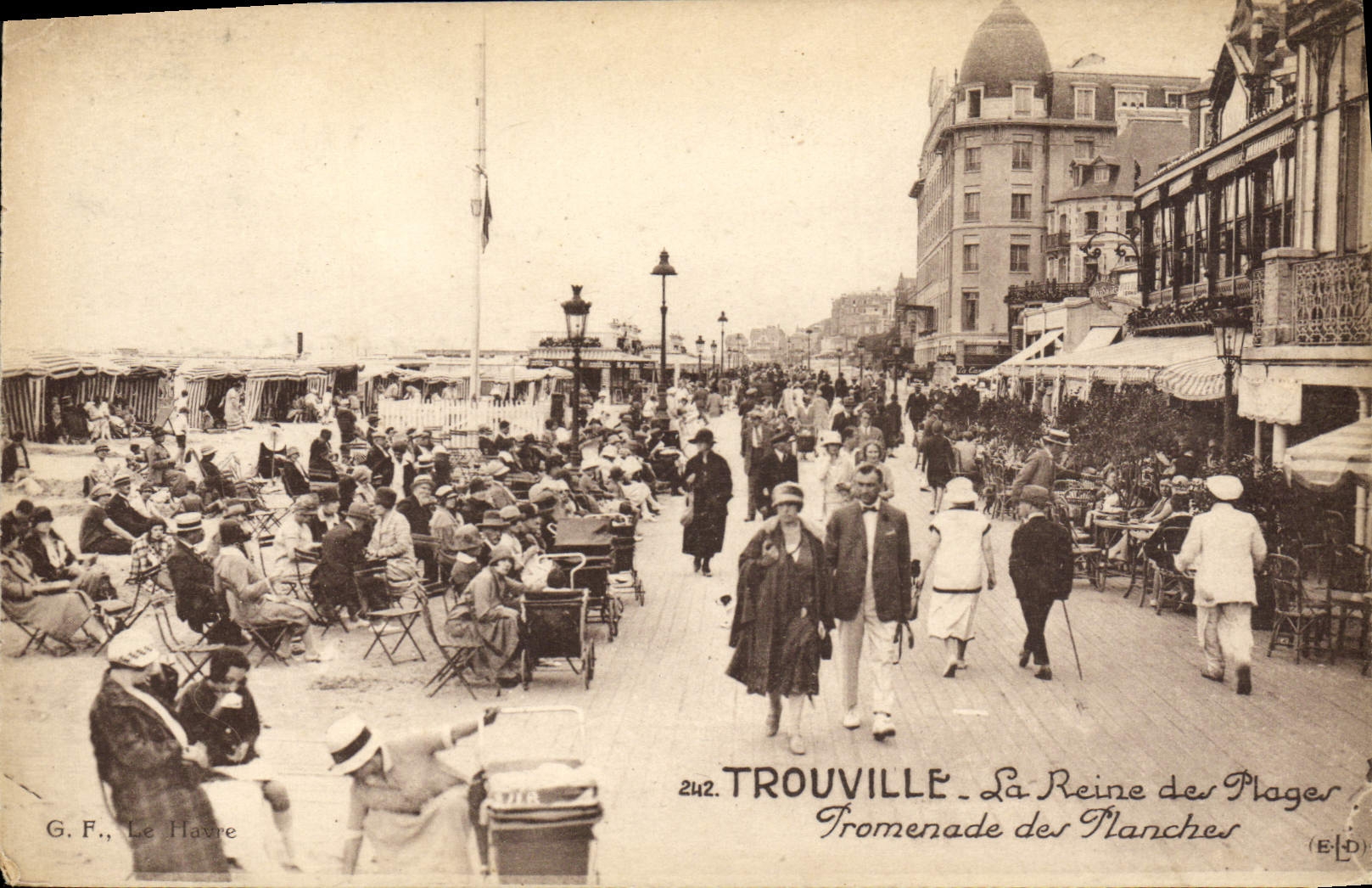 CPA Trouville La reine des plages promenade des planches