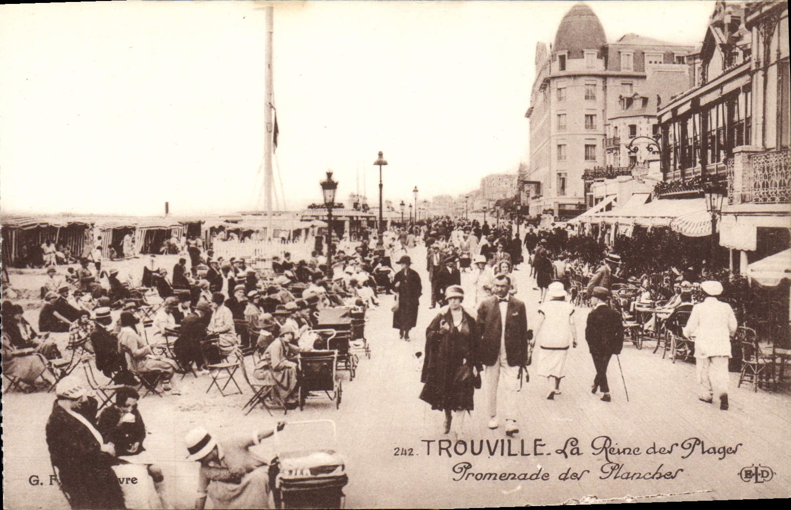 CPA Trouville La reine des plages promenade des planches