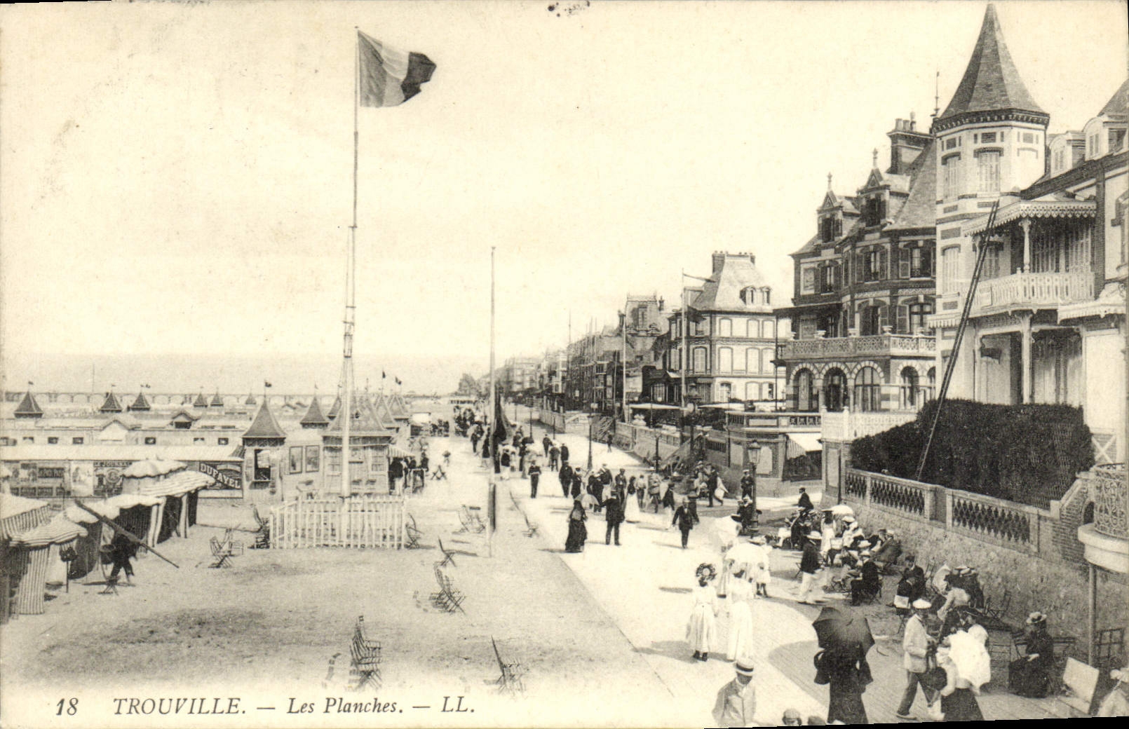 CPA Trouville Les planches