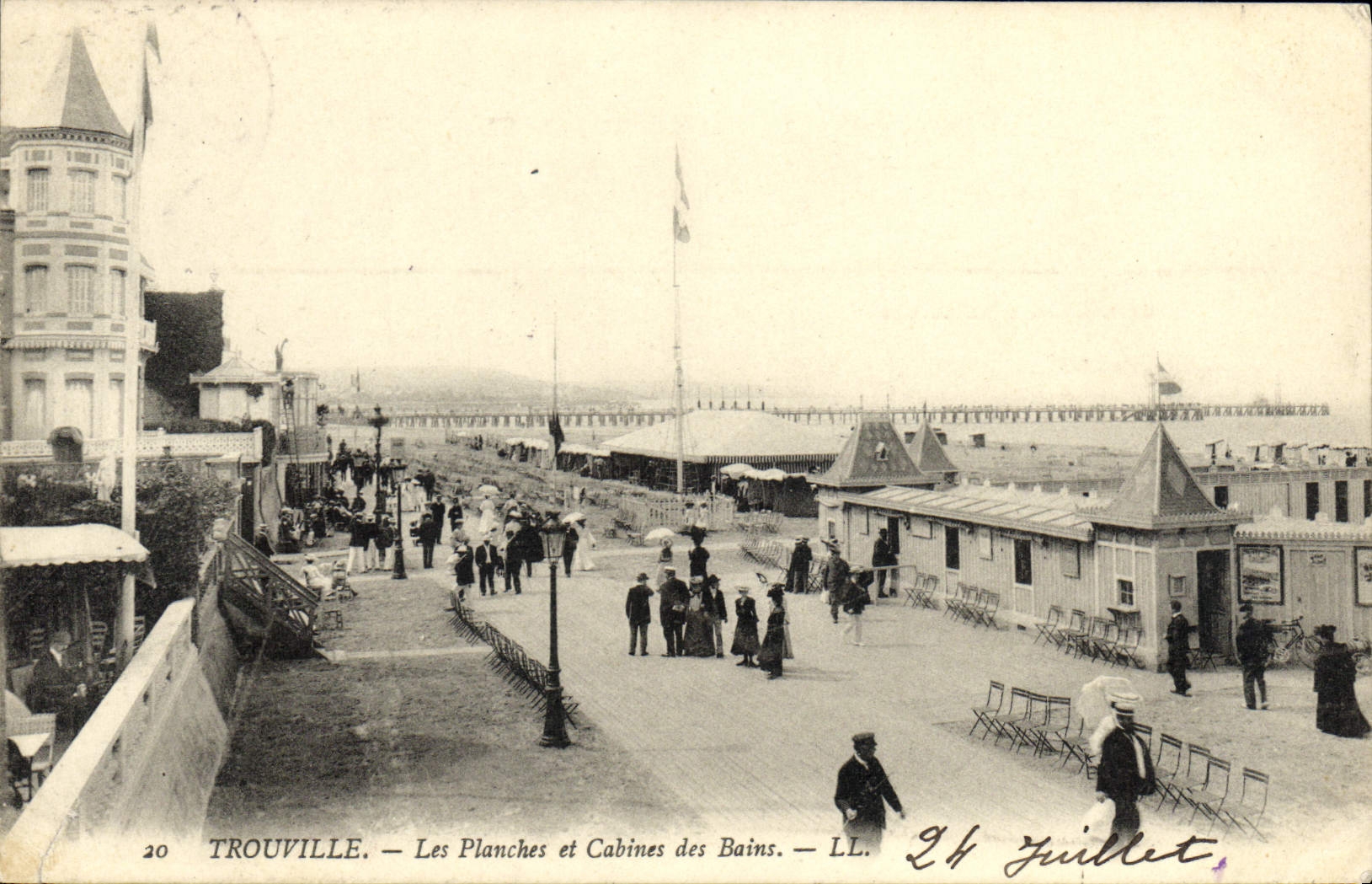 CPA Trouville Les planches et cabines des bains