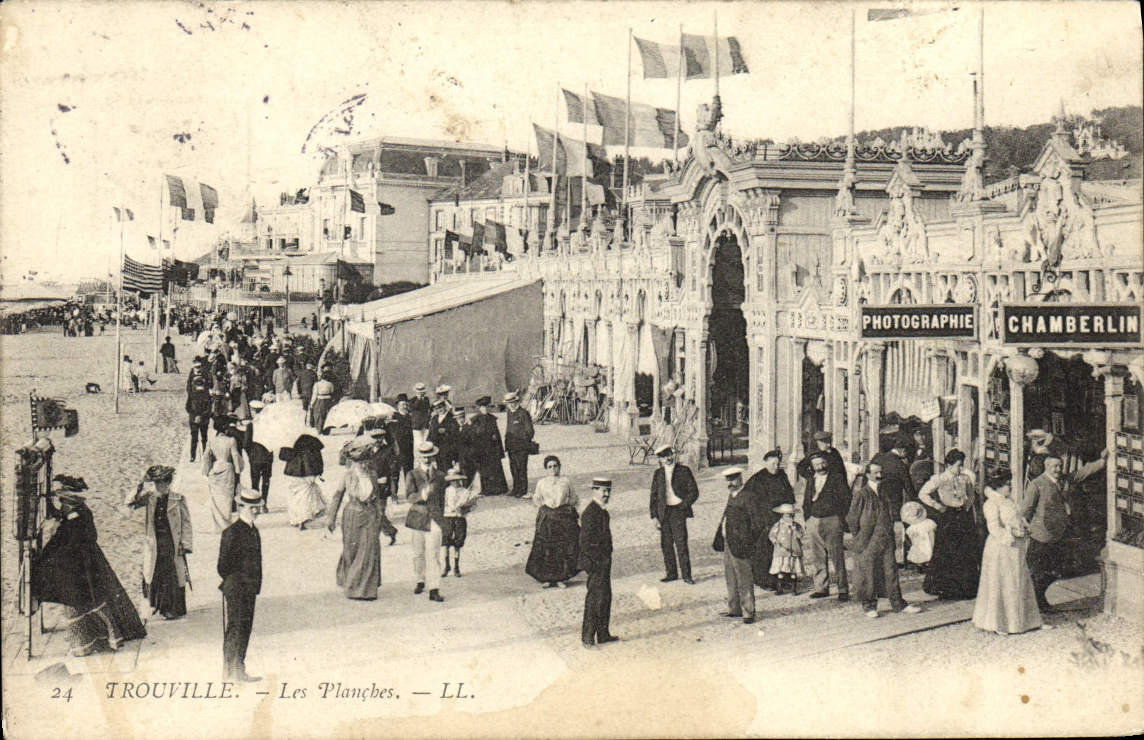CPA Trouville Les planches