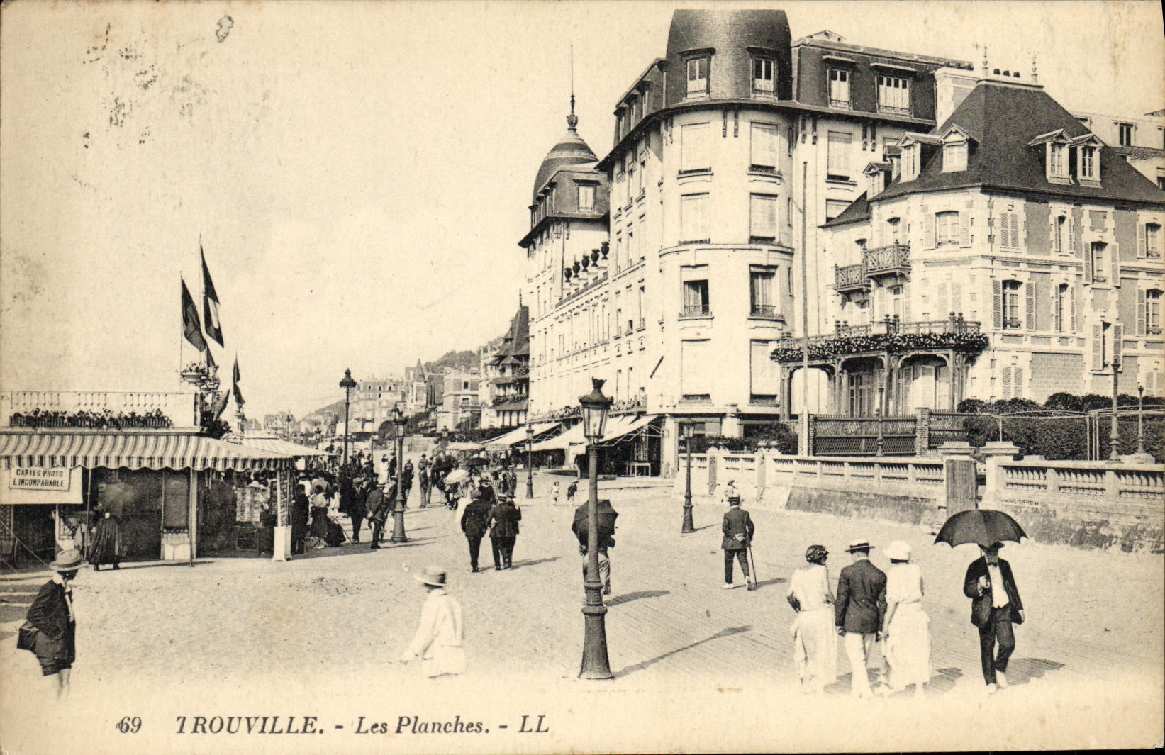 CPA Trouville Les planches