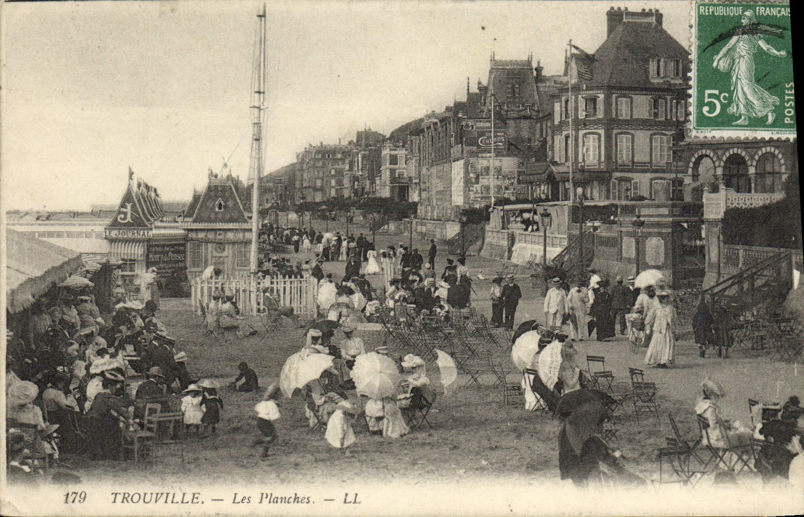 CPA Trouville Les planches