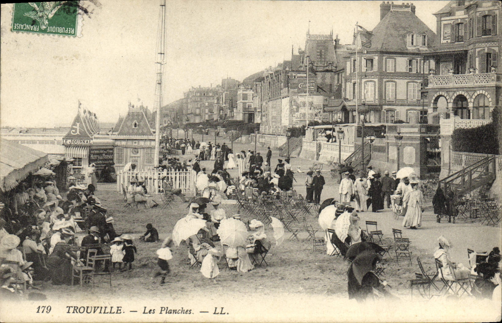 CPA Trouville Les planches