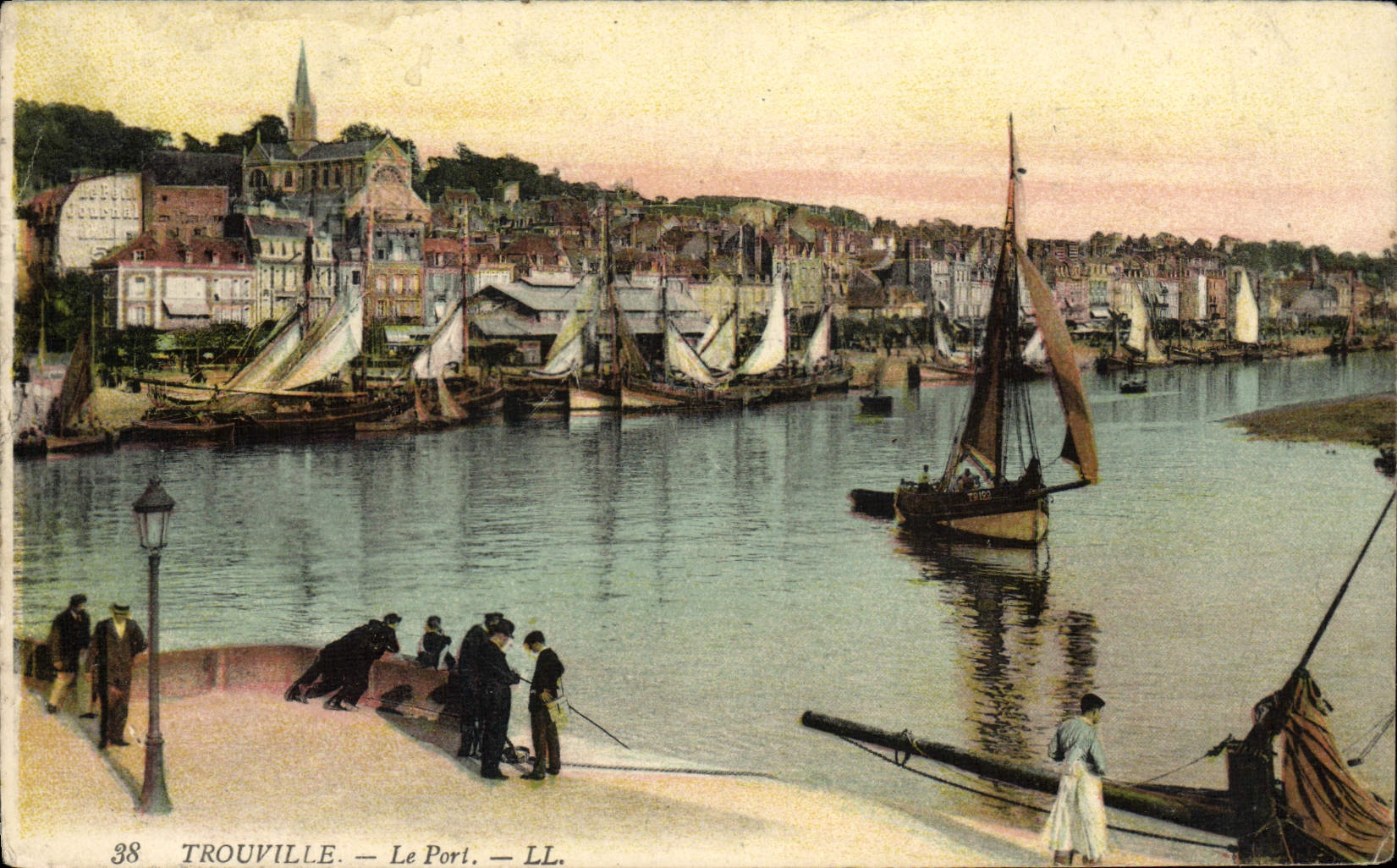 VINTAGE POSTCARD Trouville the Bateaux port Fishes Sinning