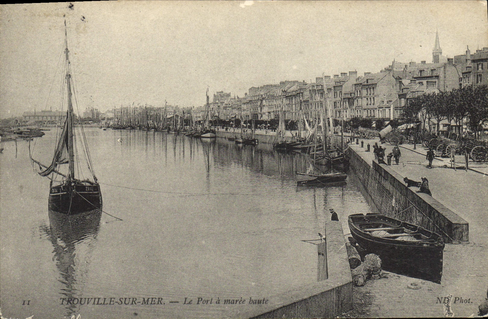 CPA Trouville Le port a maree haute Bateaux