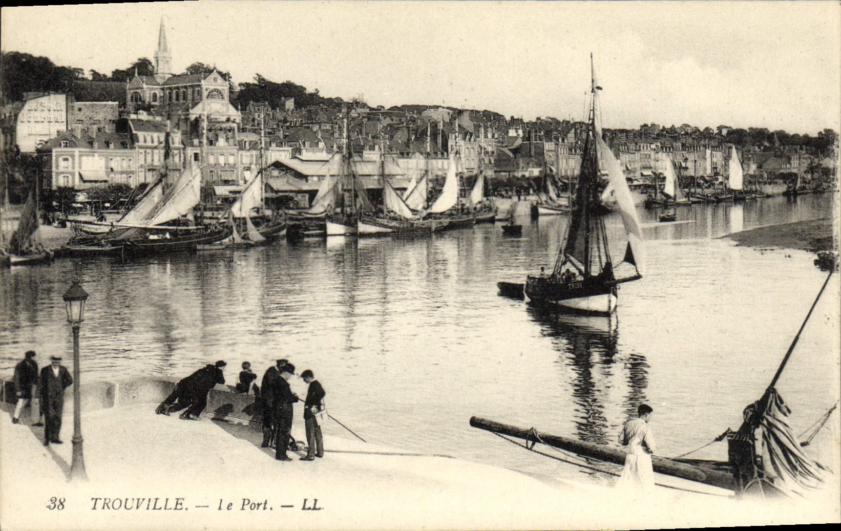 CPA Trouville Le port Bateaux