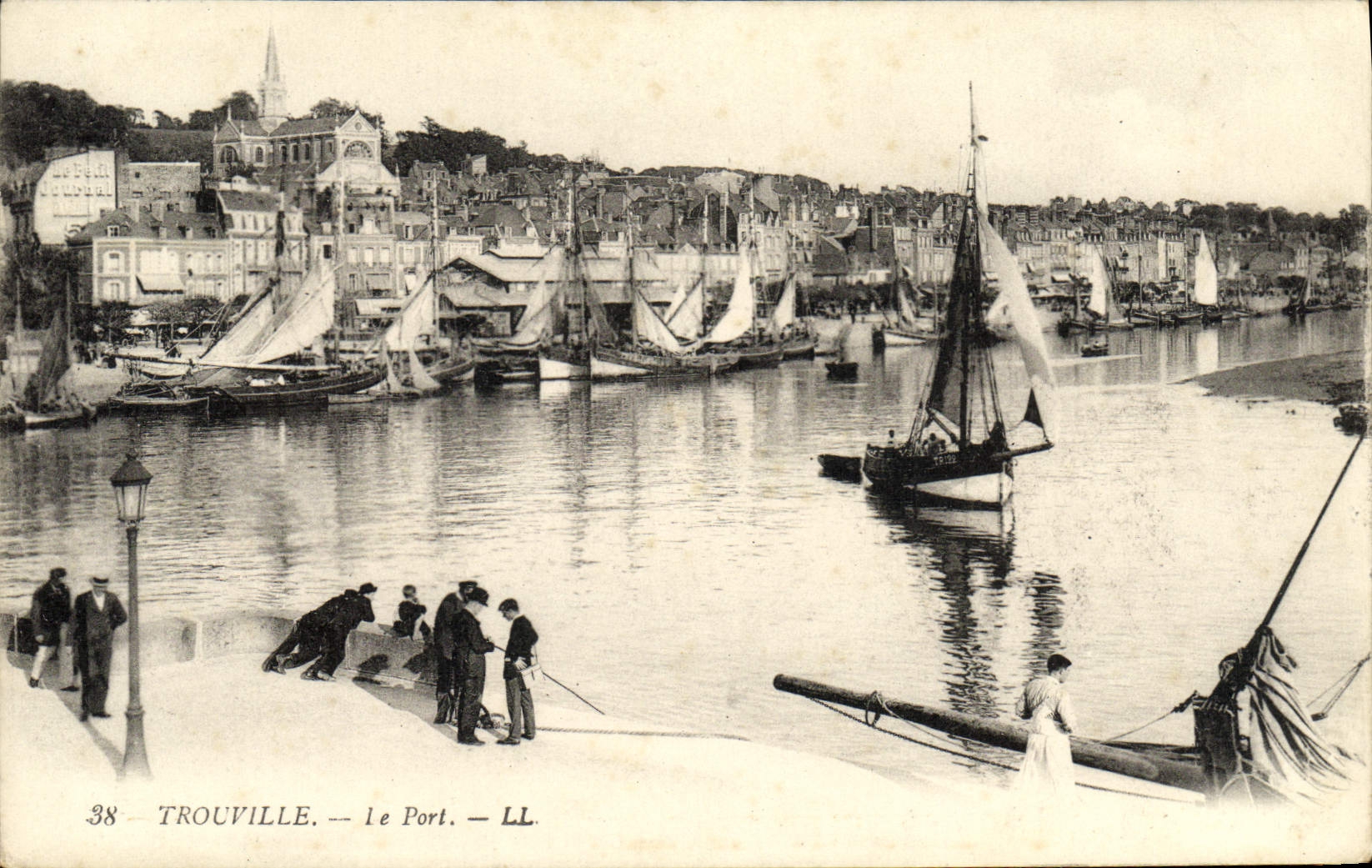 CPA Trouville Le port Bateaux