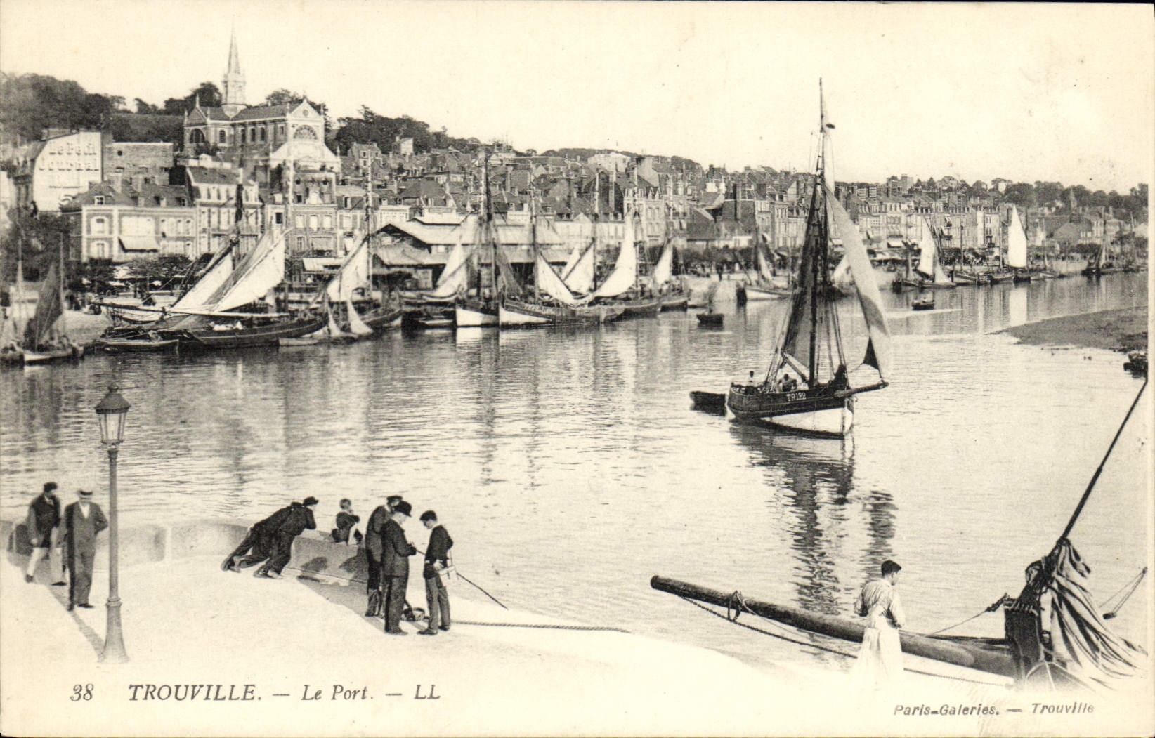 CPA Trouville Le port Bateaux