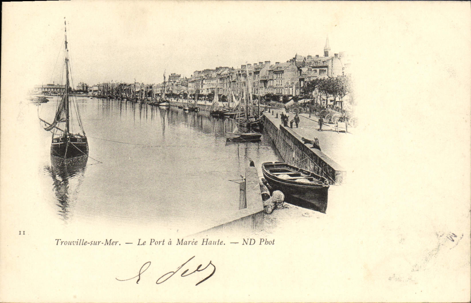 CPA Trouville Le port a maree haute Bateaux