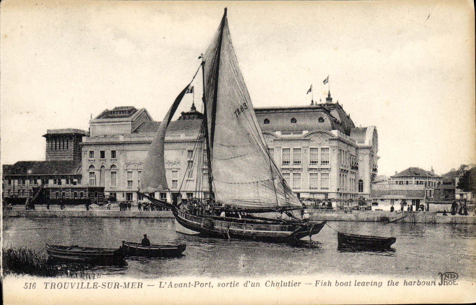 CPA Trouville sur mer L'avant port sortie d'un chalutier Bateau