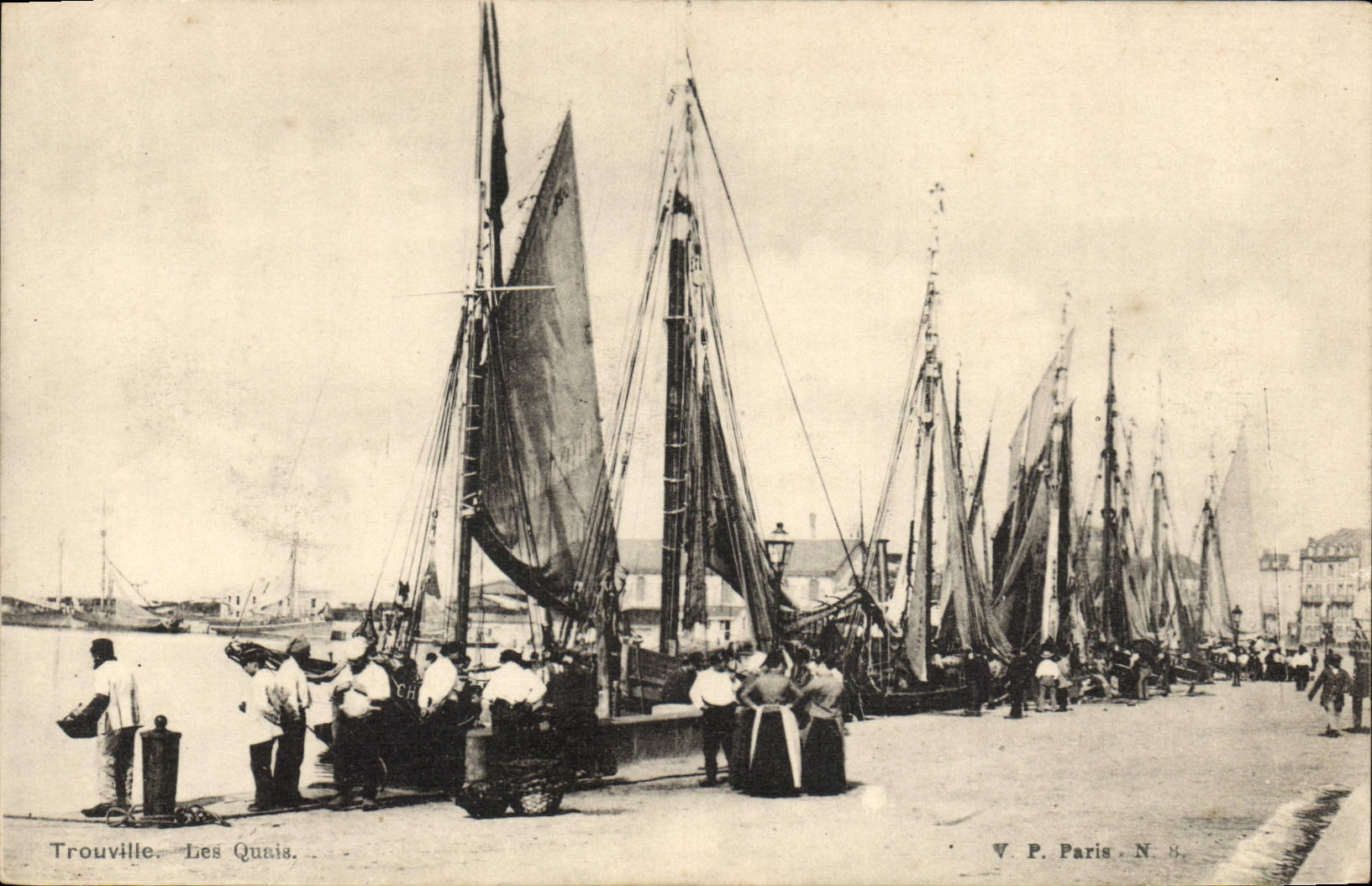 CPA Trouville les quais Bateaux